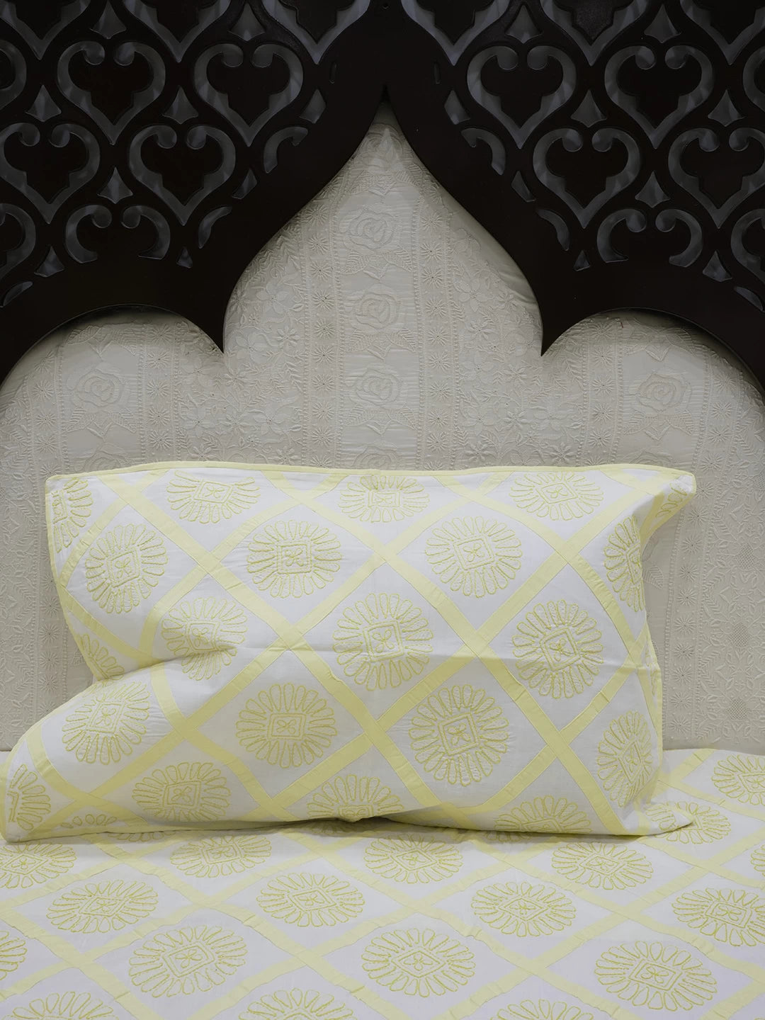 Ada Hand Embroidered White Cotton Lucknowi Chikankari Bed Sheet With Pillow Cover Set 01A121756