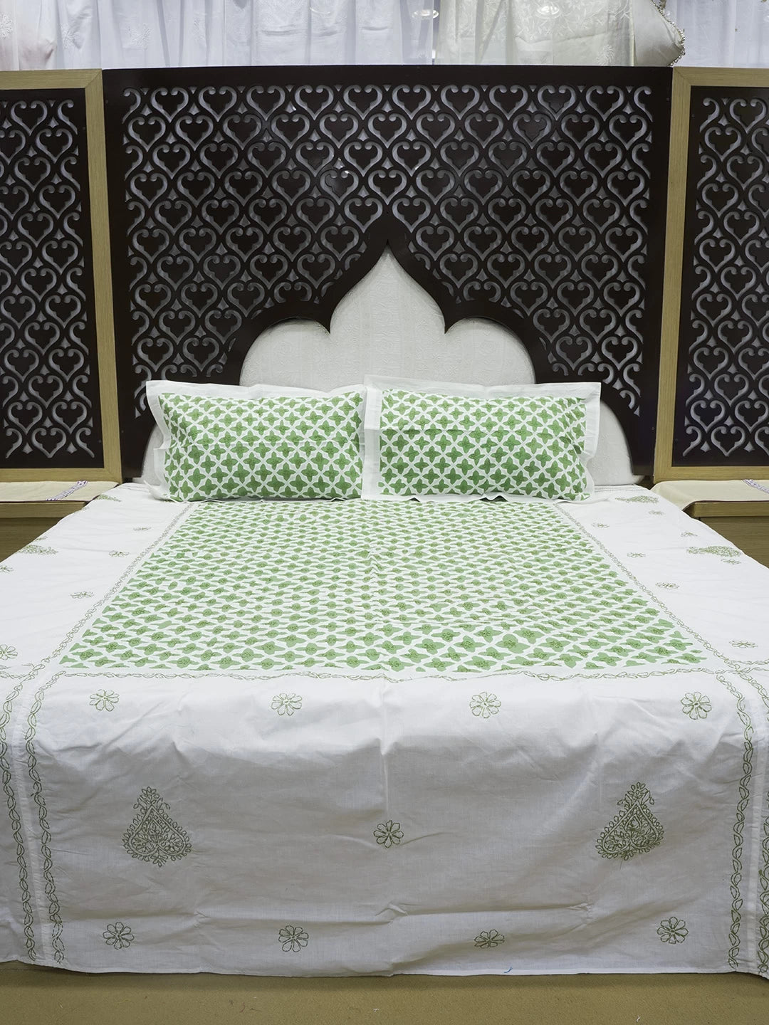 Ada Hand Embroidered White And Green Lucknowi Chikankari Bed Sheet With Pillow Cover Set 01A484078