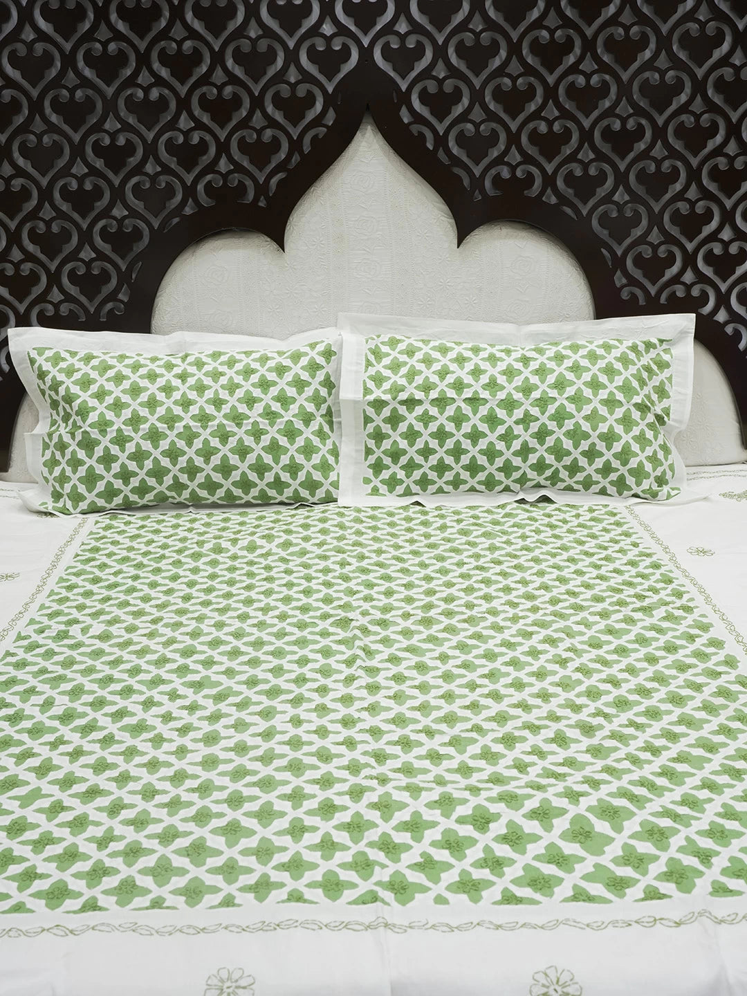 Ada Hand Embroidered White And Green Lucknowi Chikankari Bed Sheet With Pillow Cover Set 01A484078