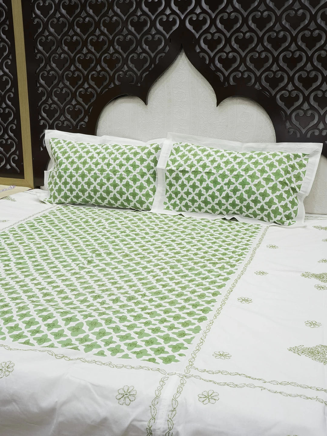Ada Hand Embroidered White And Green Lucknowi Chikankari Bed Sheet With Pillow Cover Set 01A484078