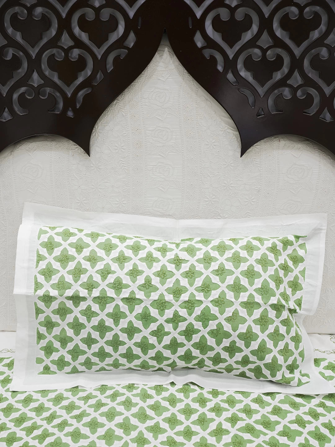 Ada Hand Embroidered White And Green Lucknowi Chikankari Bed Sheet With Pillow Cover Set 01A484078