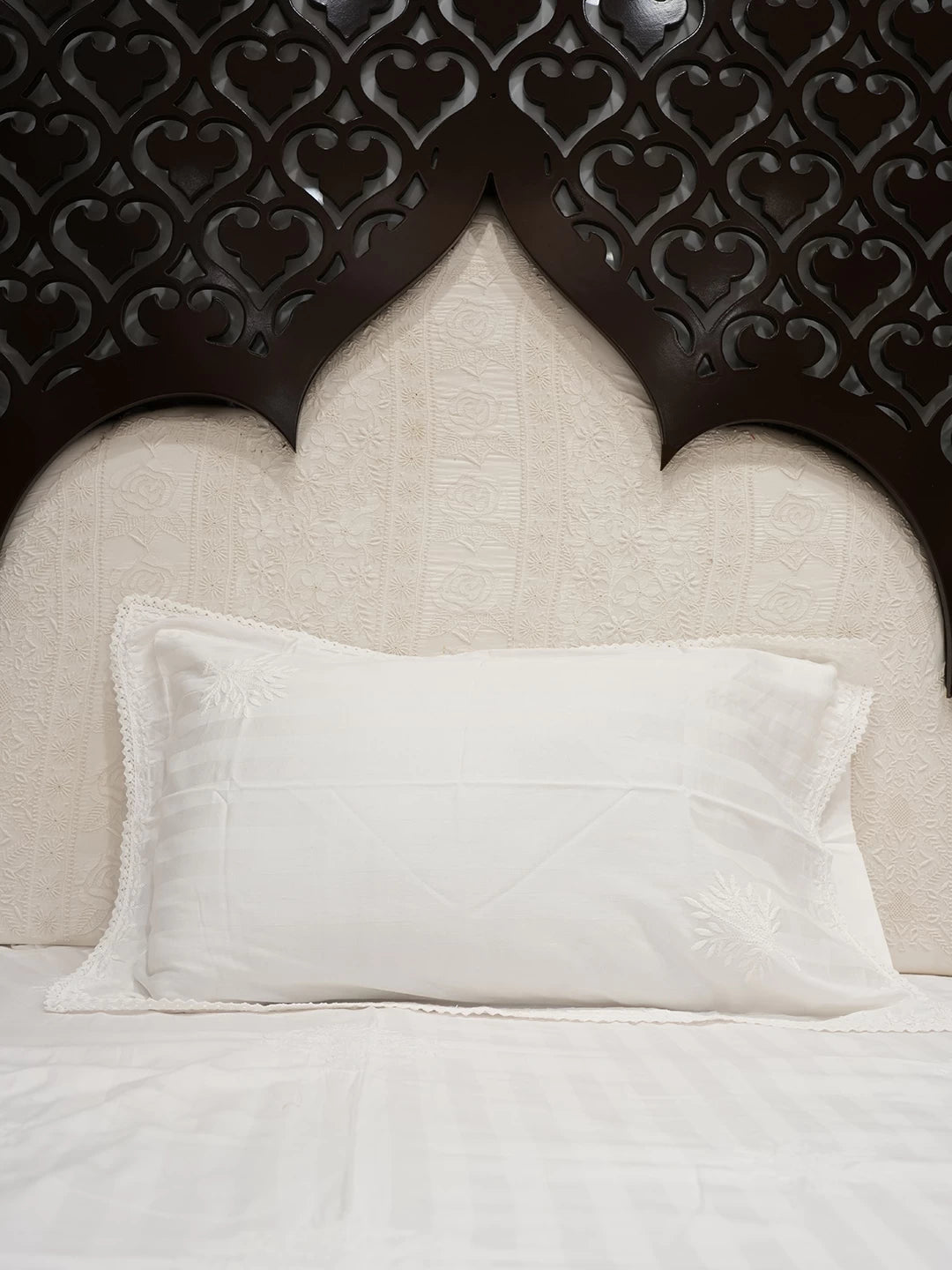 Ada Hand Embroidered White Cotton Lucknowi Chikankari Bed Sheet With Pillow And Cushion Cover Set 01A173528