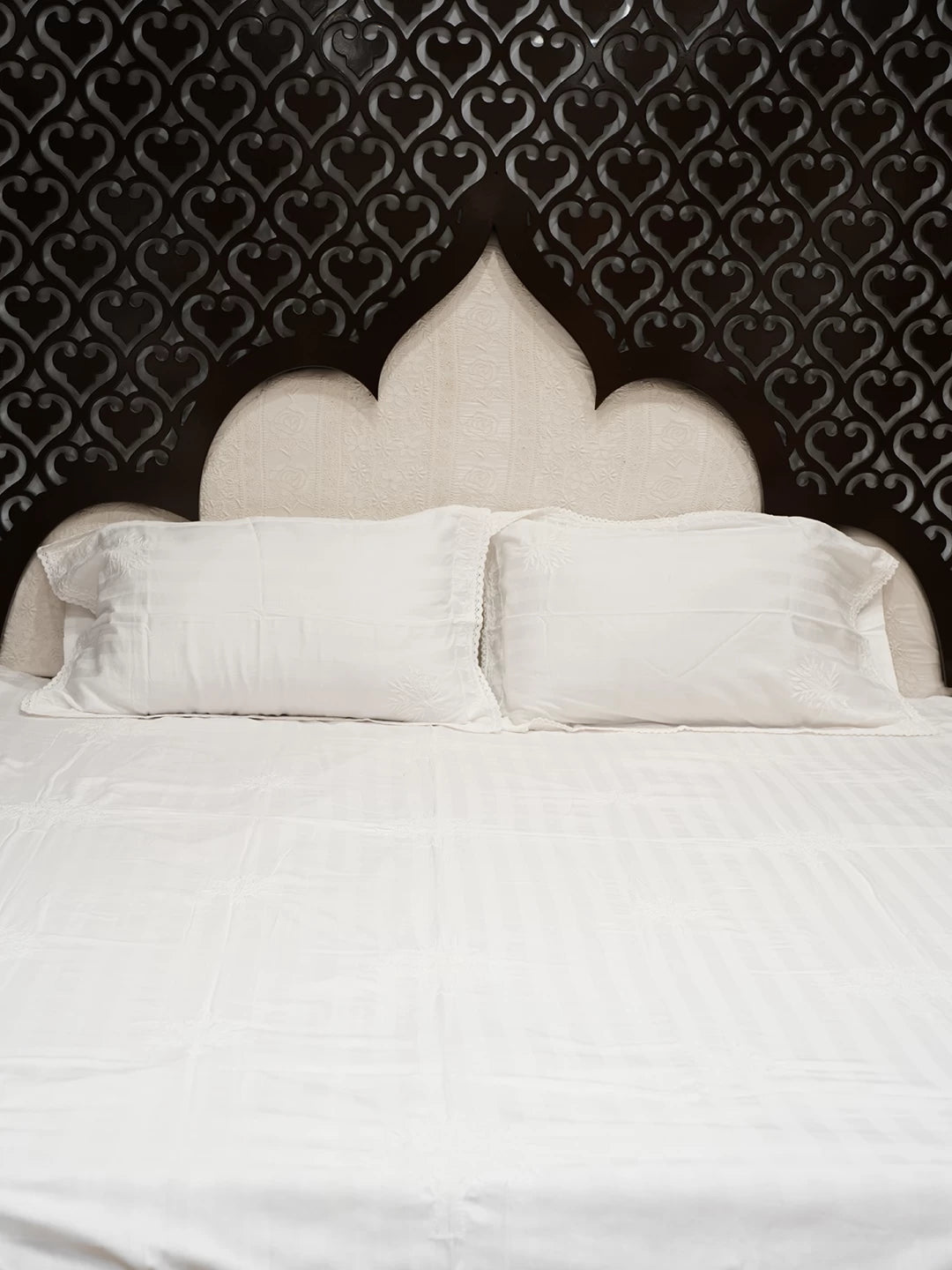 Ada Hand Embroidered White Cotton Lucknowi Chikankari Bed Sheet With Pillow And Cushion Cover Set 01A173528