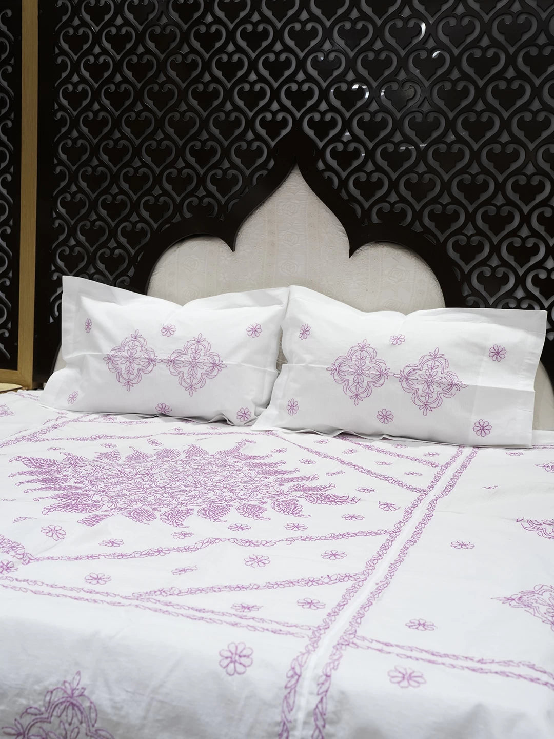 Ada Hand Embroidered White Cotton Lucknowi Chikankari Bed Sheet With Pillow And Cushion Cover Set 01A534141