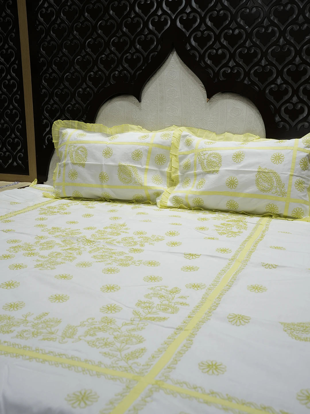 Ada Hand Embroidered White Cotton Lucknowi Chikankari Bed Sheet With Pillow And Cushion Cover Set 01A534782