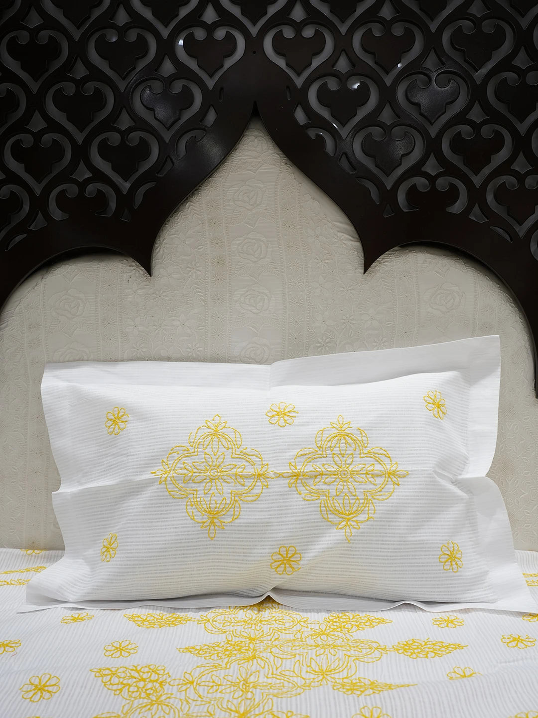 Ada Hand Embroidered White Cotton Lucknowi Chikankari Bed Sheet With Pillow And Cushion Cover Set 01A534145