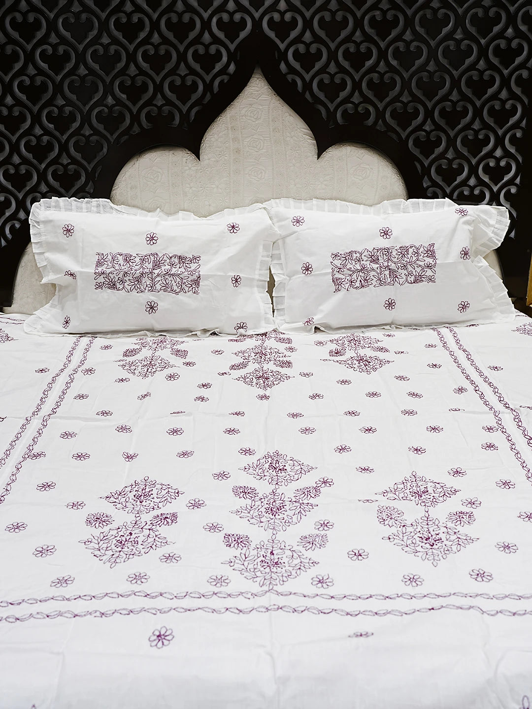 Ada Hand Embroidered White Cotton Lucknowi Chikankari Bed Sheet With Pillow Cover Set 01A384215