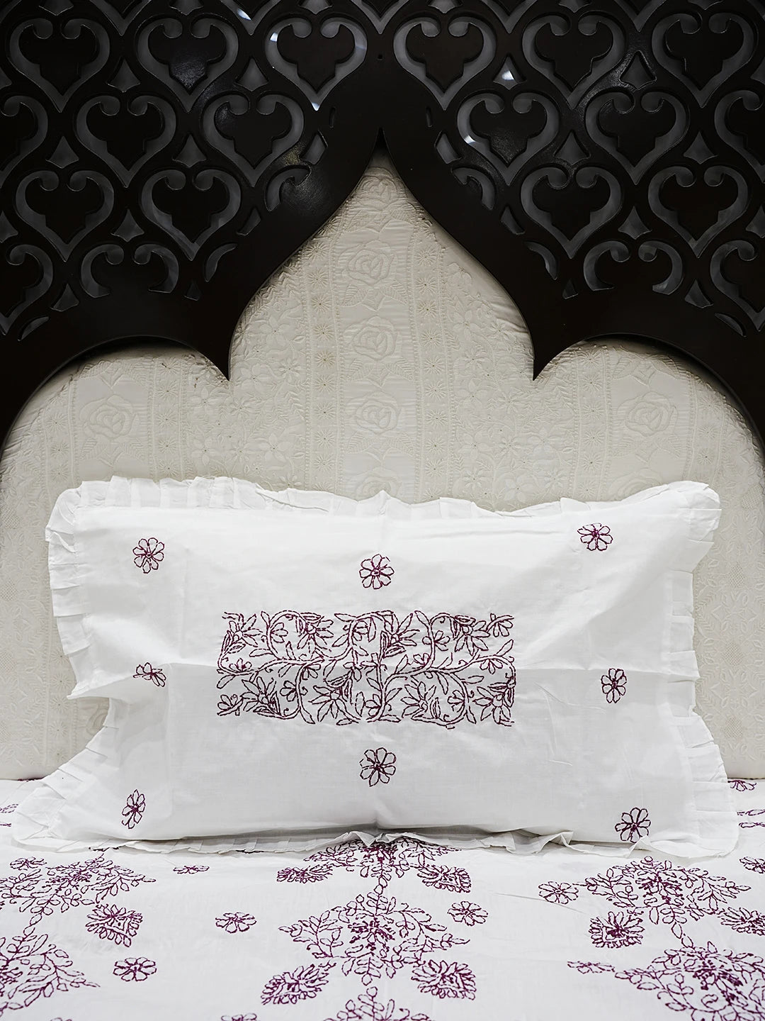 Ada Hand Embroidered White Cotton Lucknowi Chikankari Bed Sheet With Pillow Cover Set 01A384215