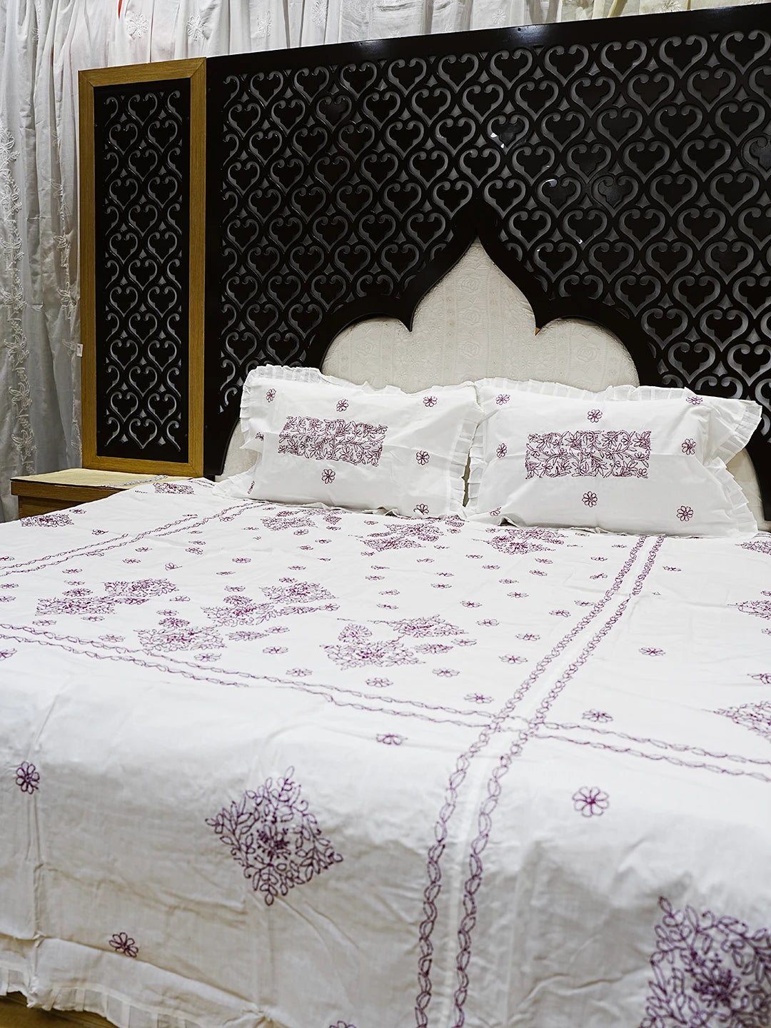 Ada Hand Embroidered White Cotton Lucknowi Chikankari Bed Sheet With Pillow Cover Set 01A384215