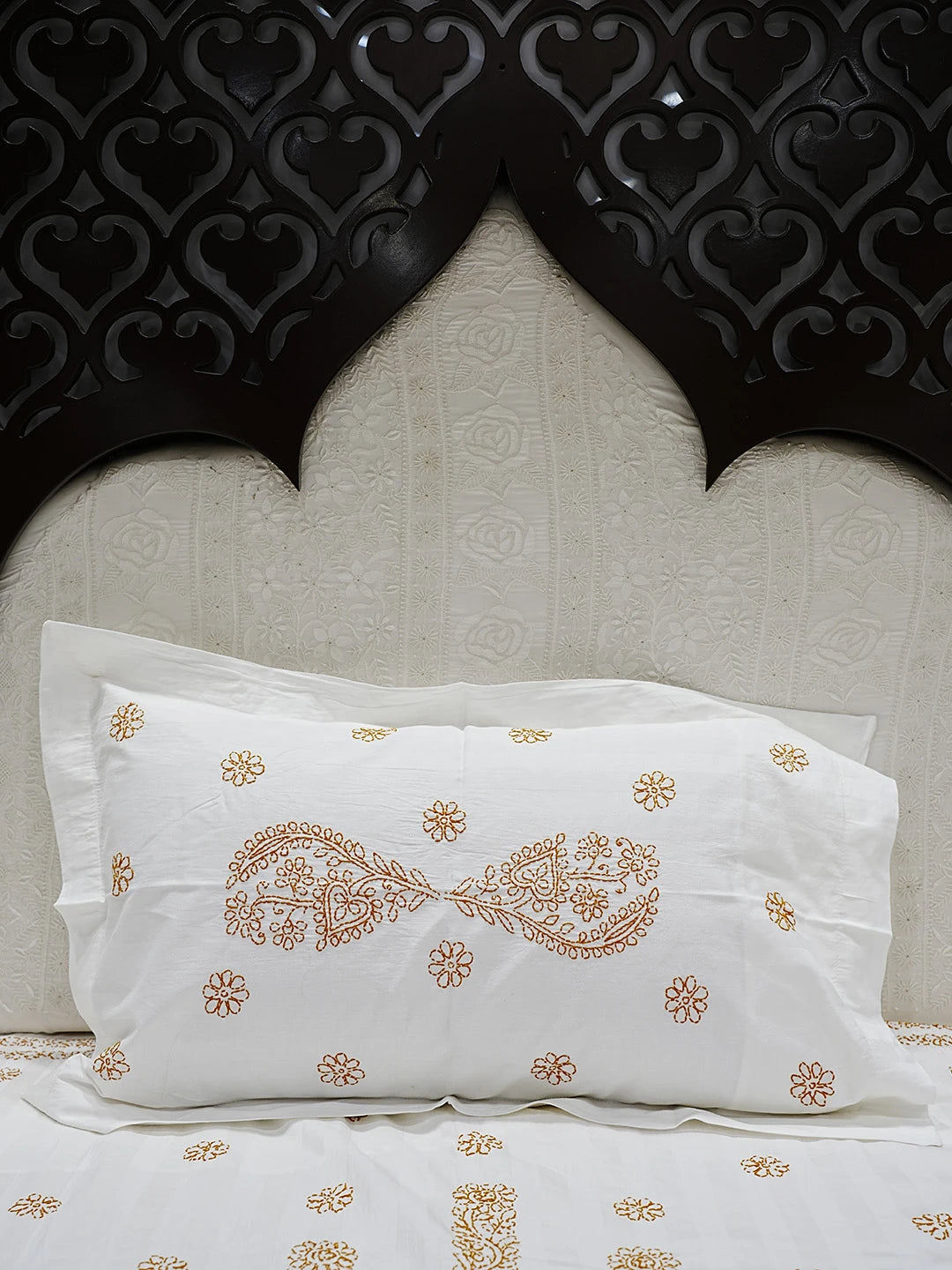 Ada Hand Embroidered White Cotton Lucknowi Chikankari Bed Sheet With Pillow And Cushion Cover Set 01A384242
