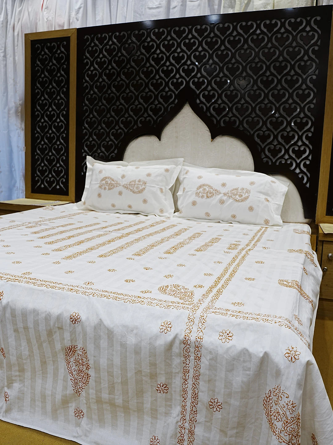 Ada Hand Embroidered White Cotton Lucknowi Chikankari Bed Sheet With Pillow And Cushion Cover Set 01A384242