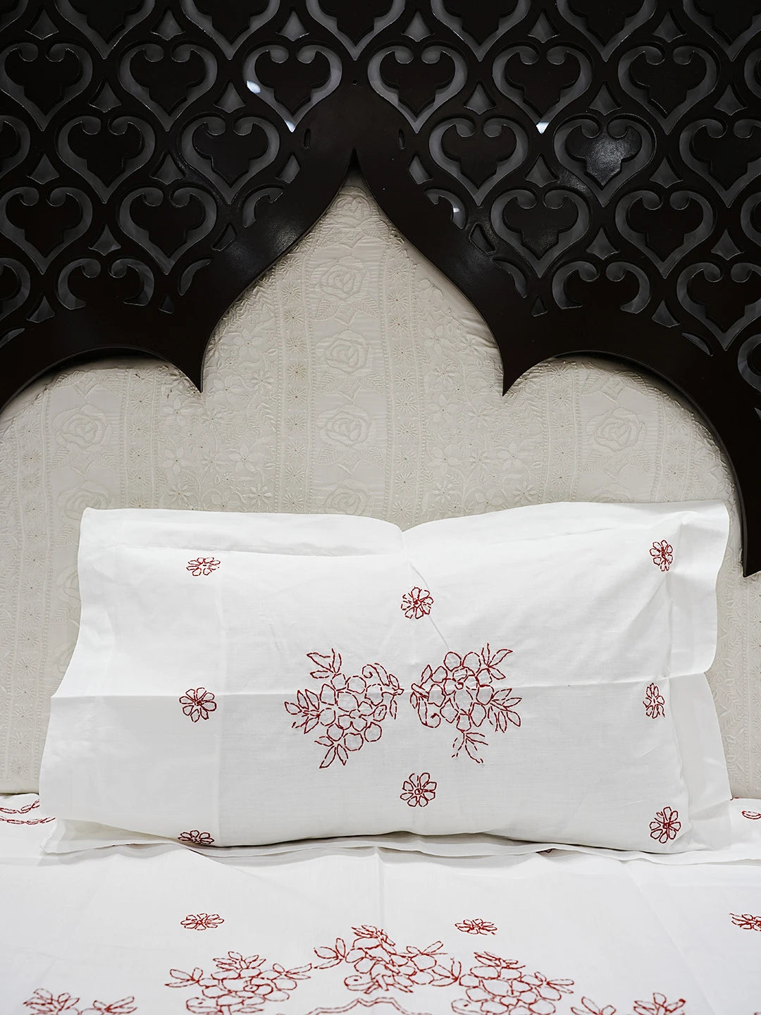 Ada Hand Embroidered White Cotton Lucknowi Chikankari Bed Sheet With Pillow And Cushion Cover Set 01A484065