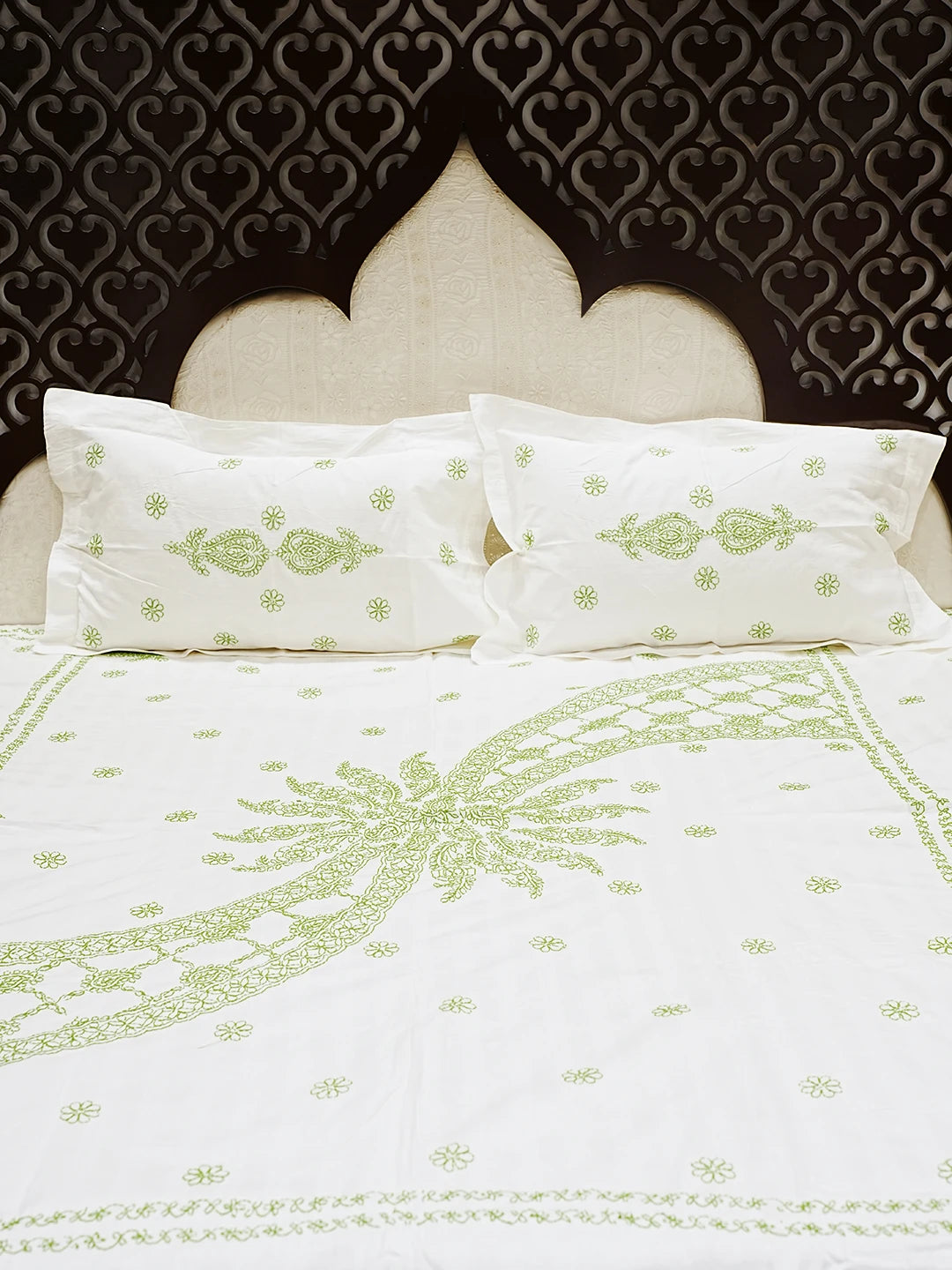 Ada Hand Embroidered White Cotton Lucknowi Chikankari Bed Sheet With Pillow And Cushion Cover Set 01A484074