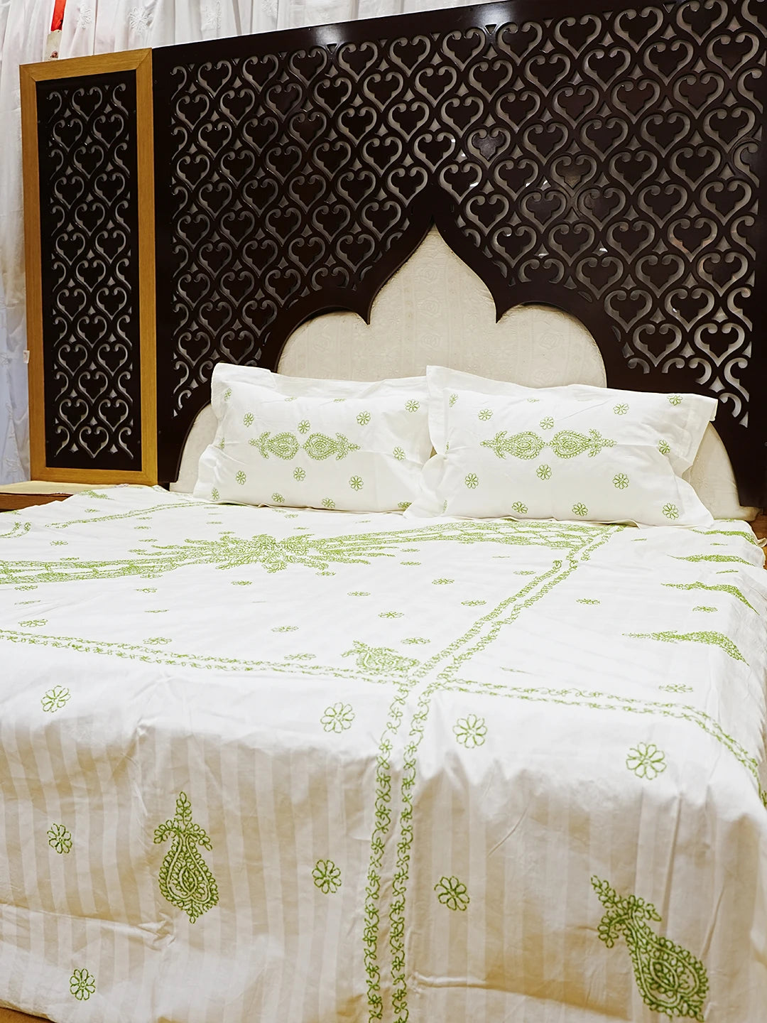 Ada Hand Embroidered White Cotton Lucknowi Chikankari Bed Sheet With Pillow And Cushion Cover Set 01A484074