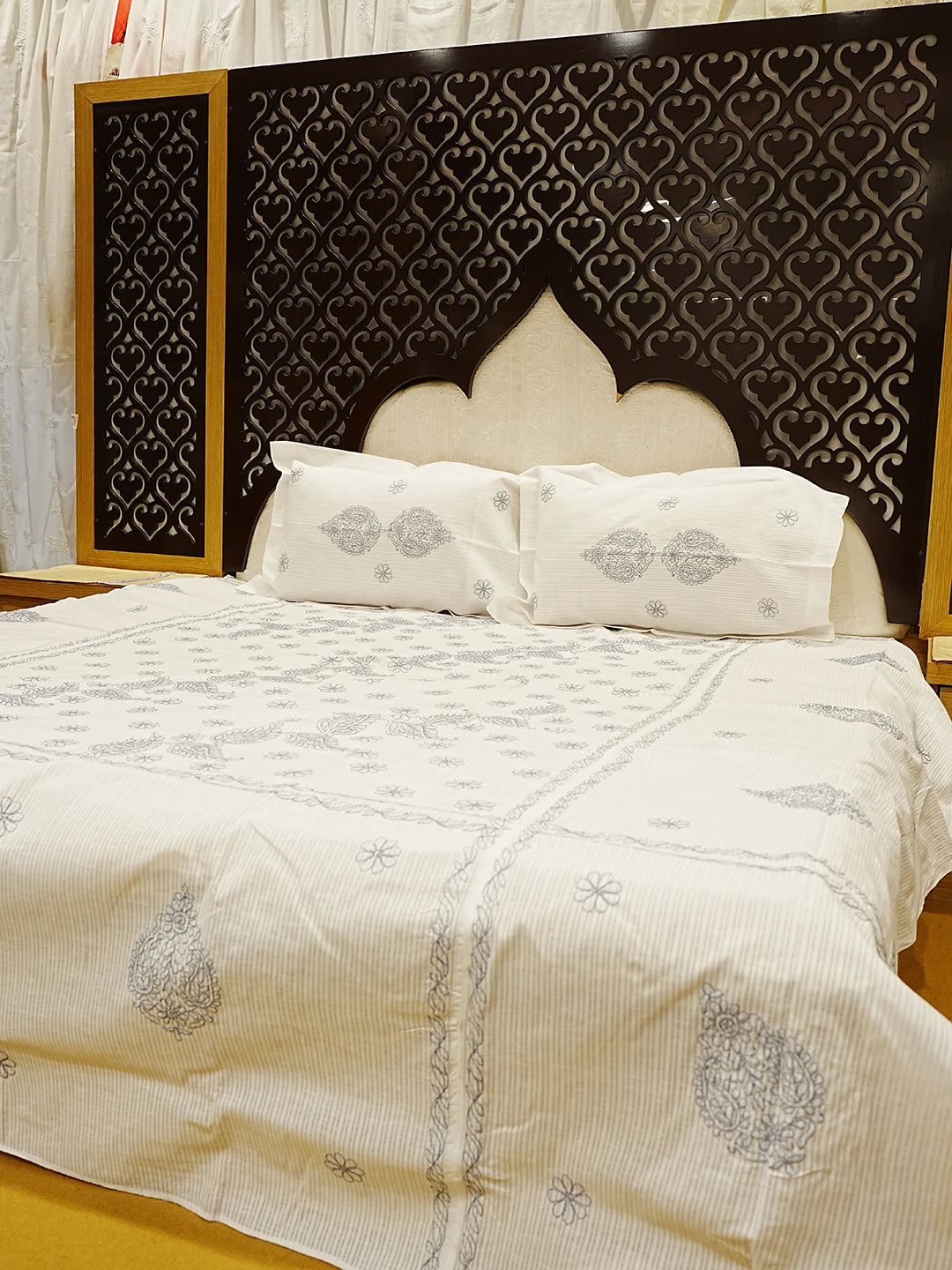 Ada Hand Embroidered White Cotton Lucknowi Chikankari Bed Sheet With Pillow And Cushion Cover Set 01A534140