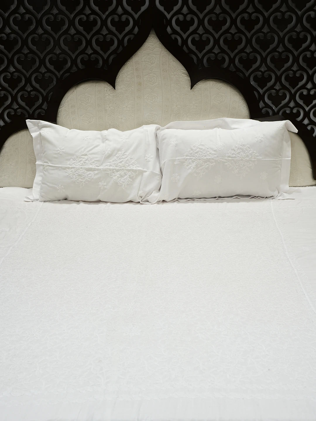 Ada Hand Embroidered White Cotton Lucknowi Chikankari Bed Sheet With Pillow Cover Set 01A404911