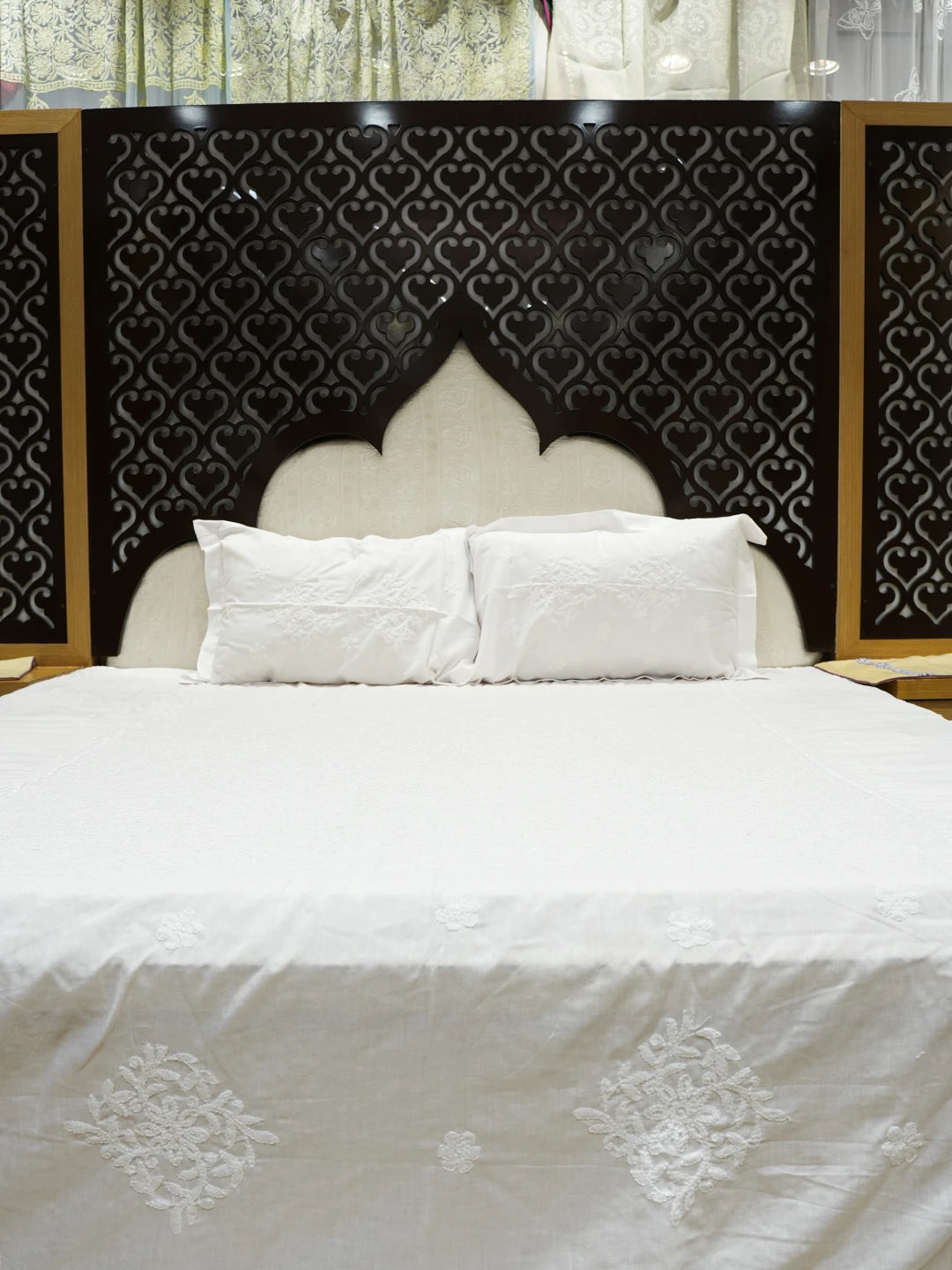 Ada Hand Embroidered White Cotton Lucknowi Chikankari Bed Sheet With Pillow Cover Set 01A404911