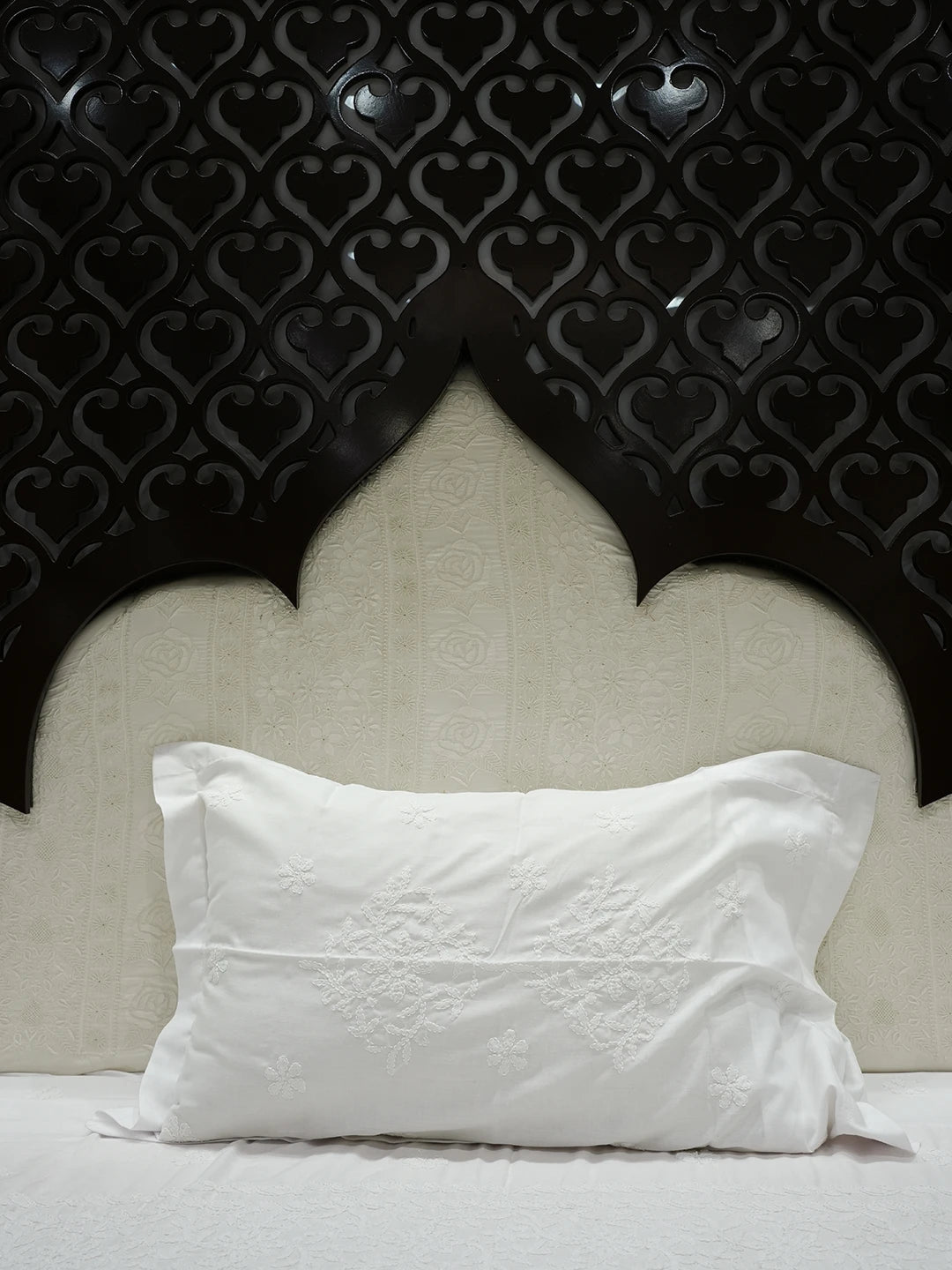 Ada Hand Embroidered White Cotton Lucknowi Chikankari Bed Sheet With Pillow Cover Set 01A404911