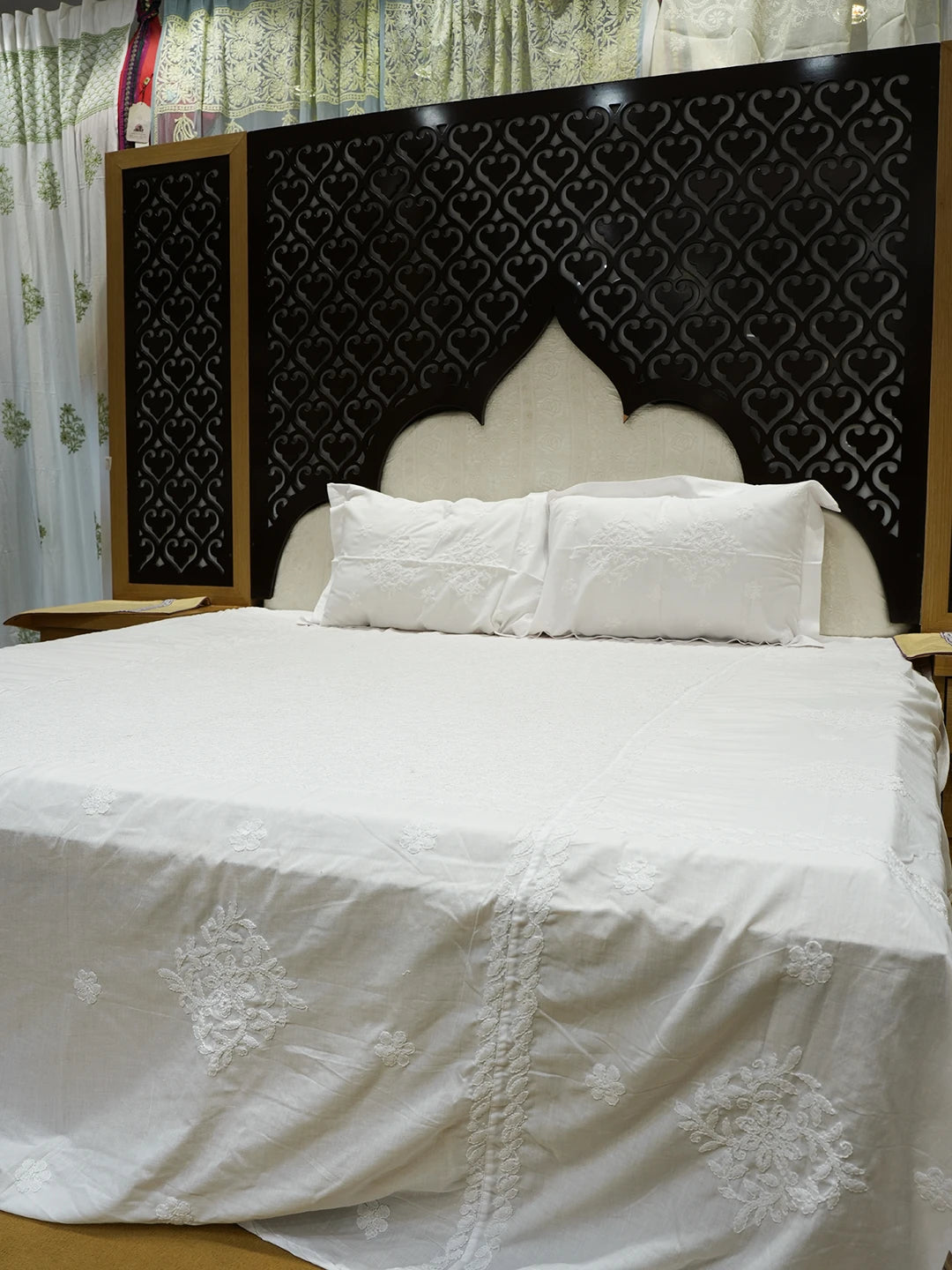 Ada Hand Embroidered White Cotton Lucknowi Chikankari Bed Sheet With Pillow Cover Set 01A404911