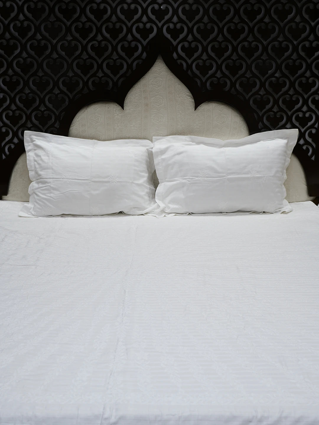 Ada Hand Embroidered White Cotton Lucknowi Chikankari Bed Sheet With Pillow Cover Set 01A565409