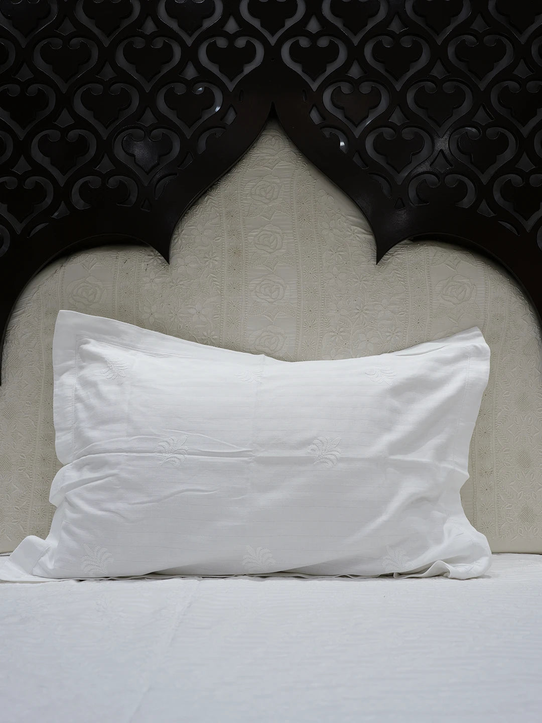 Ada Hand Embroidered White Cotton Lucknowi Chikankari Bed Sheet With Pillow Cover Set 01A565409