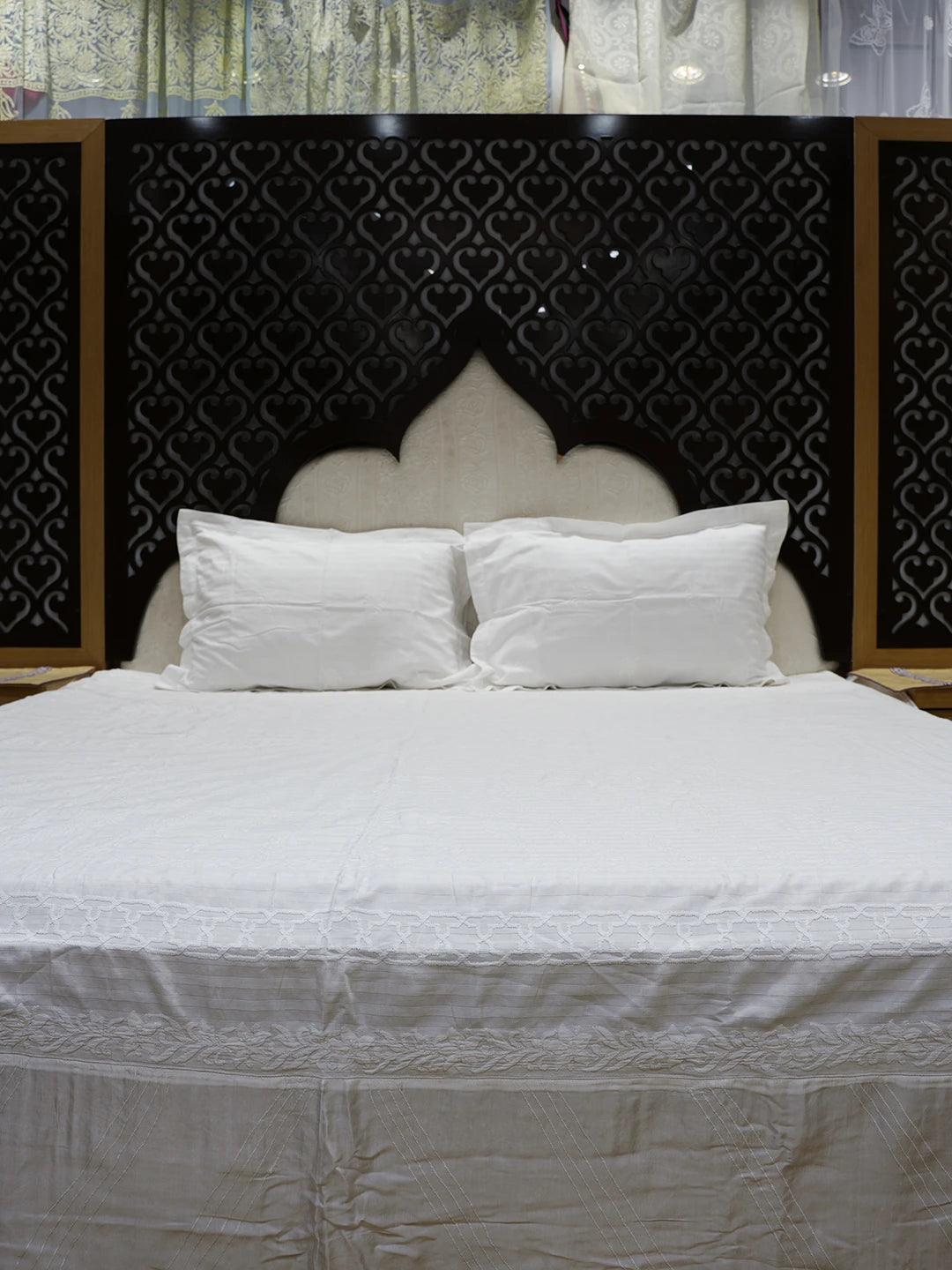 Ada Hand Embroidered White Cotton Lucknowi Chikankari Bed Sheet With Pillow Cover Set 01A565409
