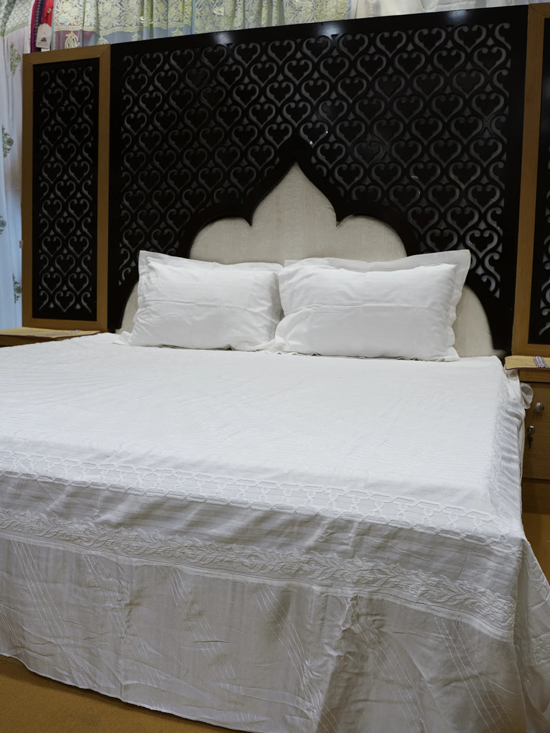 Ada Hand Embroidered White Cotton Lucknowi Chikankari Bed Sheet With Pillow Cover Set 01A565409