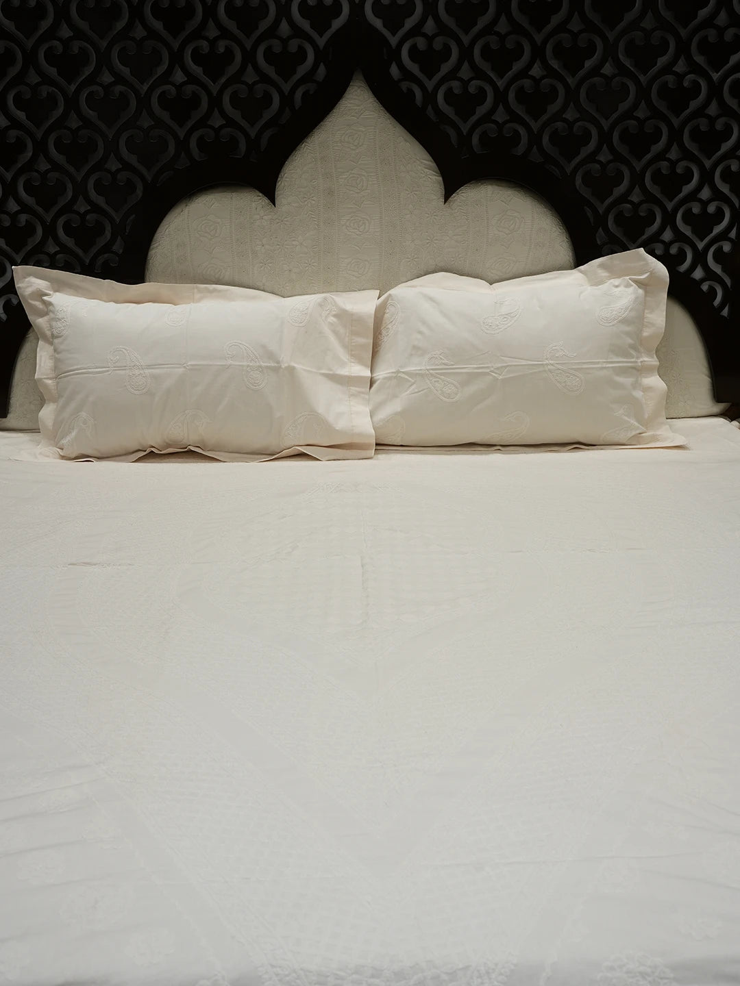 Ada Hand Embroidered Light Peach Cotton Lucknowi Chikankari Bed Sheet With Pillow Cover Set 01A565404