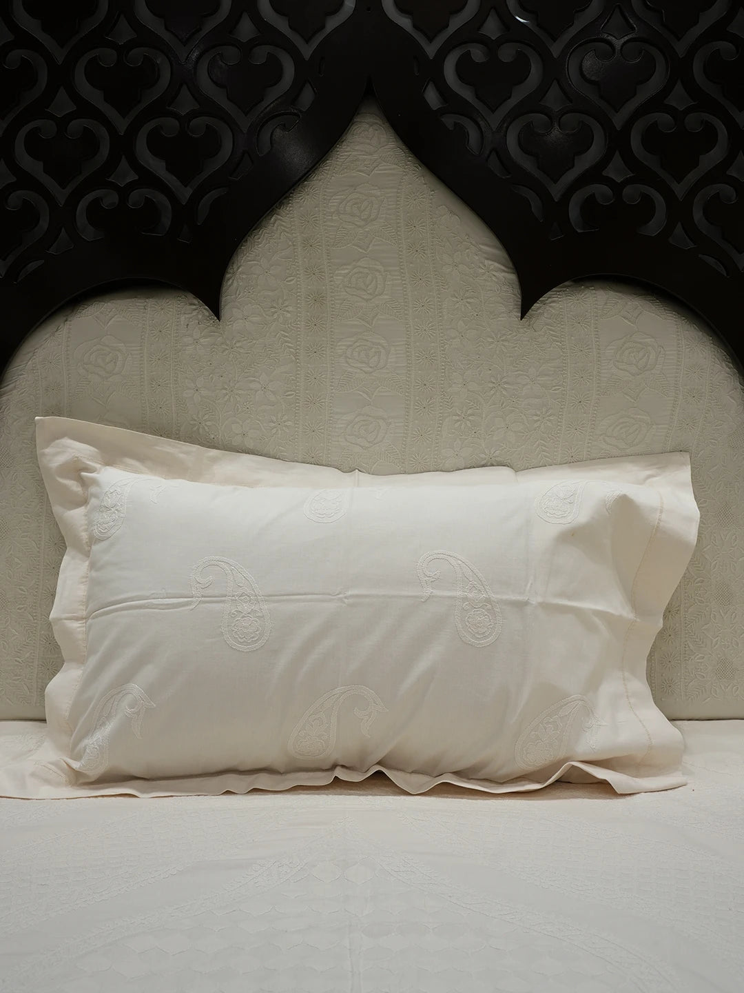 Ada Hand Embroidered Light Peach Cotton Lucknowi Chikankari Bed Sheet With Pillow Cover Set 01A565404
