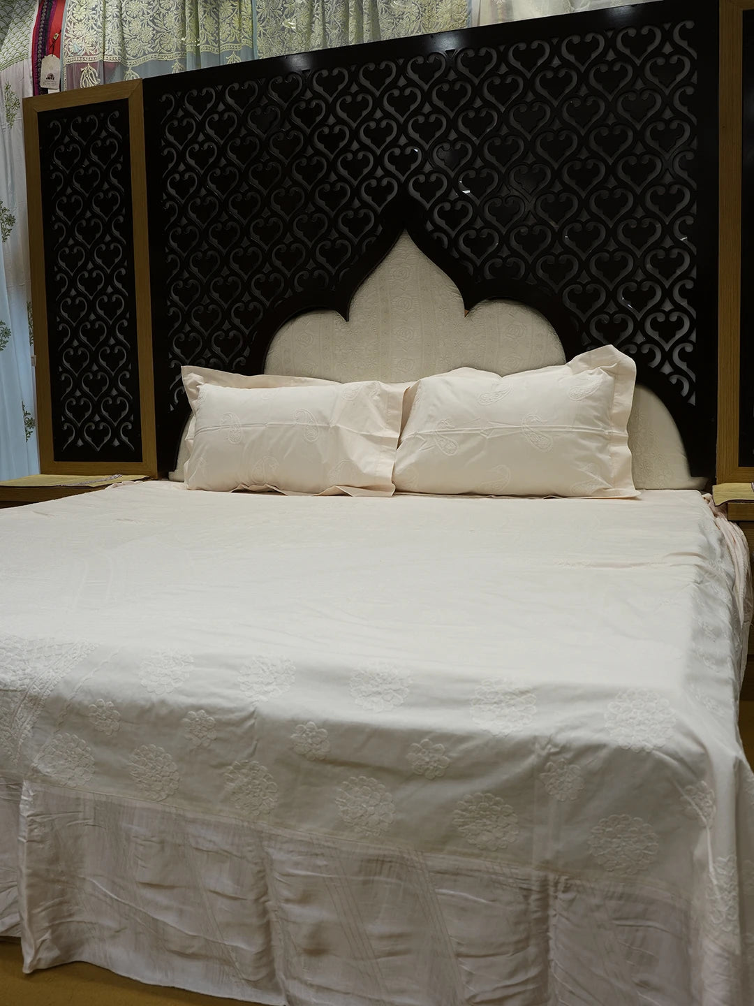 Ada Hand Embroidered Light Peach Cotton Lucknowi Chikankari Bed Sheet With Pillow Cover Set 01A565404