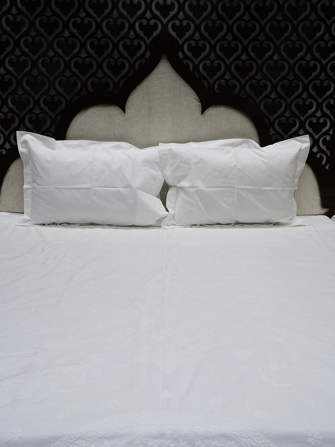Ada Hand Embroidered White Cotton Lucknowi Chikankari Bed Sheet With Pillow Cover Set 01A565406