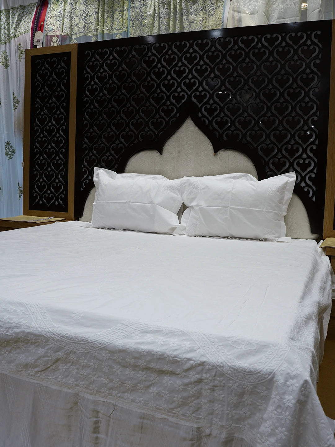 Ada Hand Embroidered White Cotton Lucknowi Chikankari Bed Sheet With Pillow Cover Set 01A565406