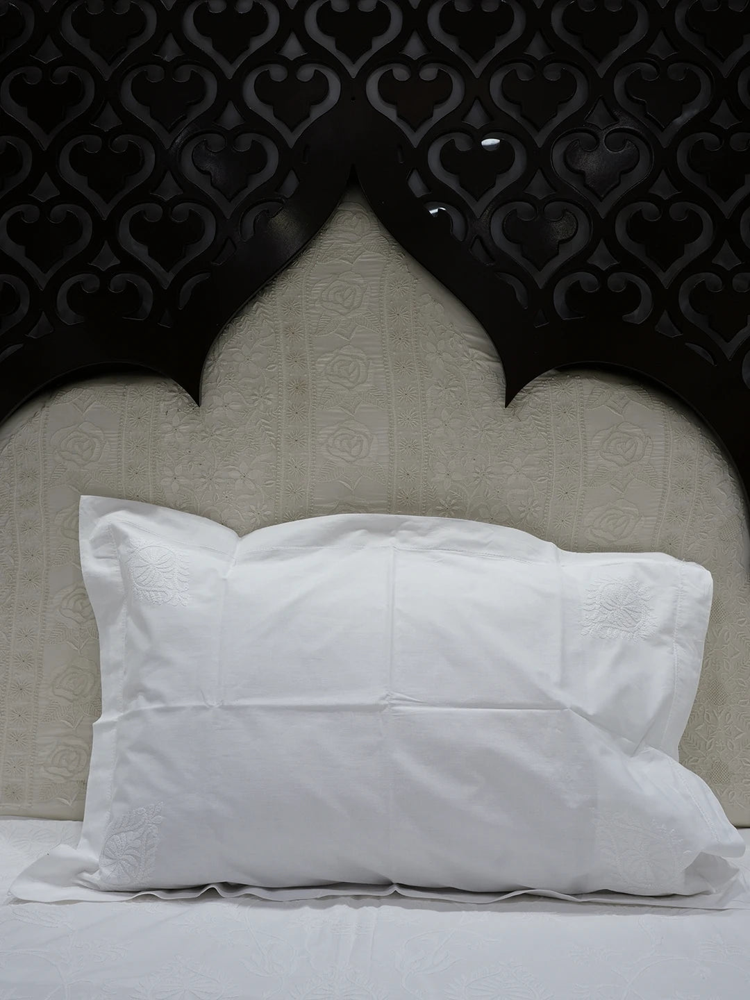 Ada Hand Embroidered White Cotton Lucknowi Chikankari Bed Sheet With Pillow Cover Set 01A565406