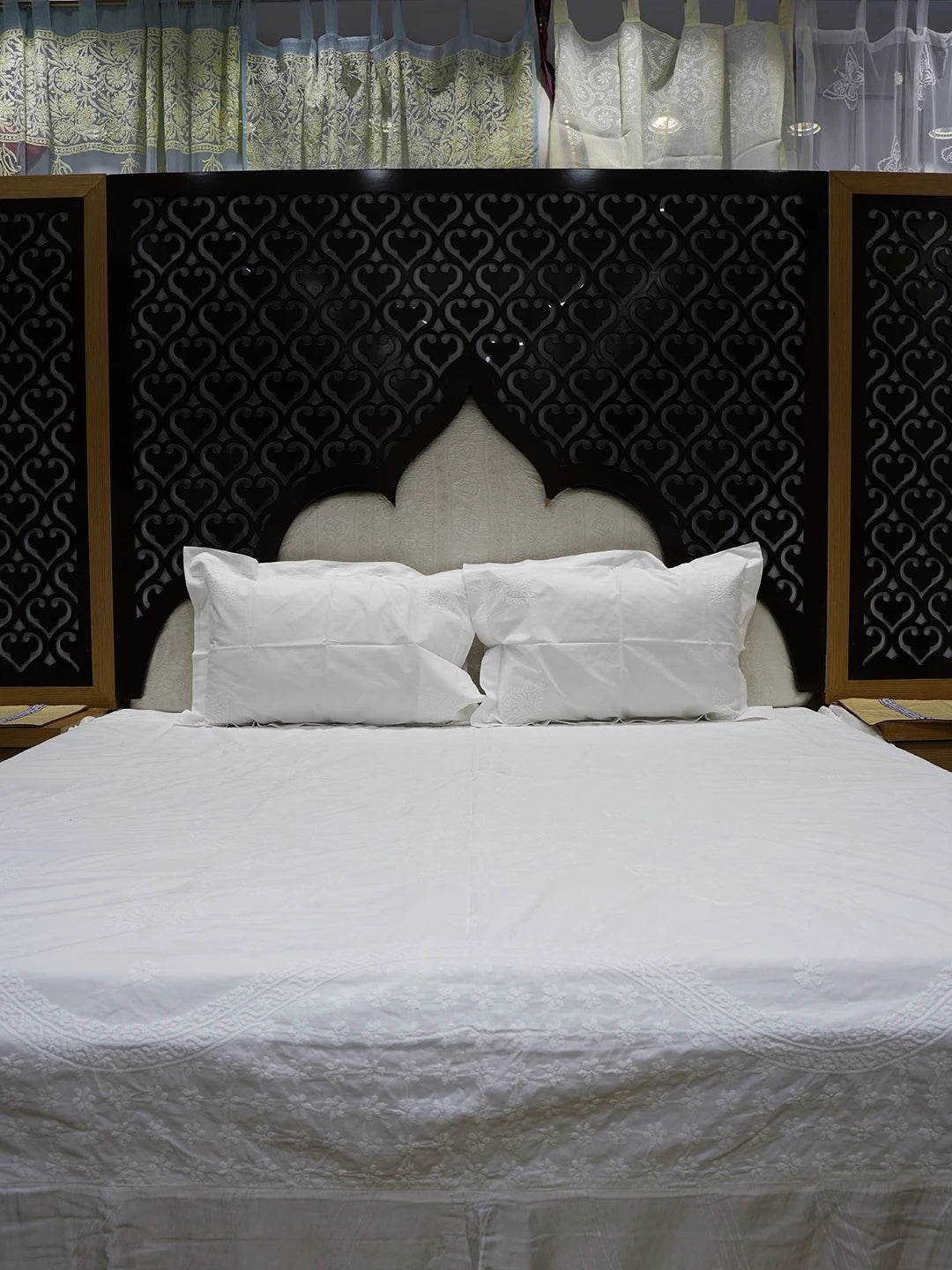 Ada Hand Embroidered White Cotton Lucknowi Chikankari Bed Sheet With Pillow Cover Set 01A565406