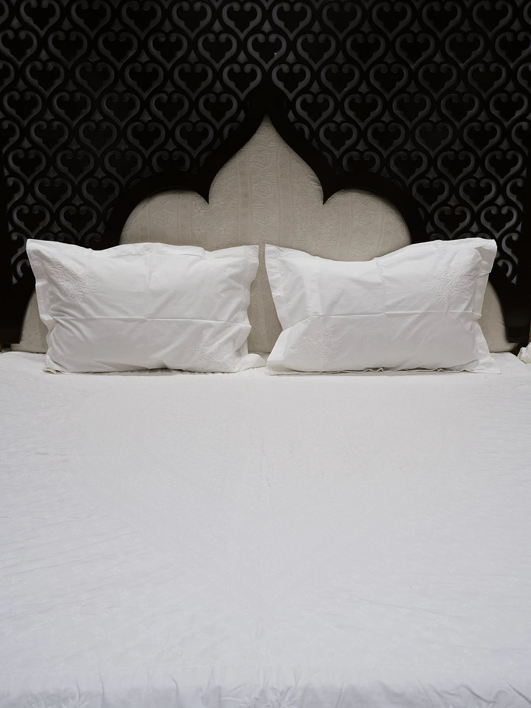 Ada Hand Embroidered White Cotton Lucknowi Chikankari Bed Sheet With Pillow Cover Set 01A565407