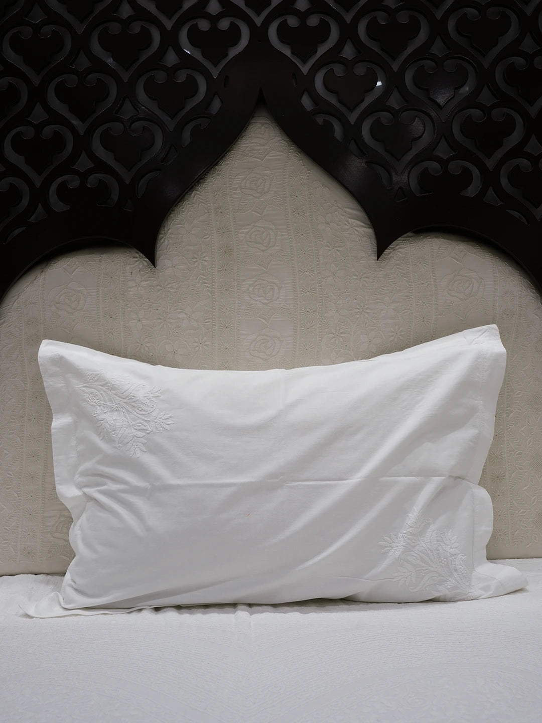 Ada Hand Embroidered White Cotton Lucknowi Chikankari Bed Sheet With Pillow Cover Set 01A565407