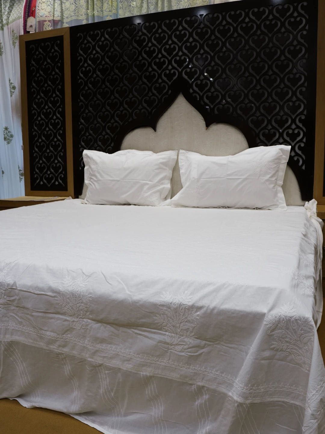 Ada Hand Embroidered White Cotton Lucknowi Chikankari Bed Sheet With Pillow Cover Set 01A565407