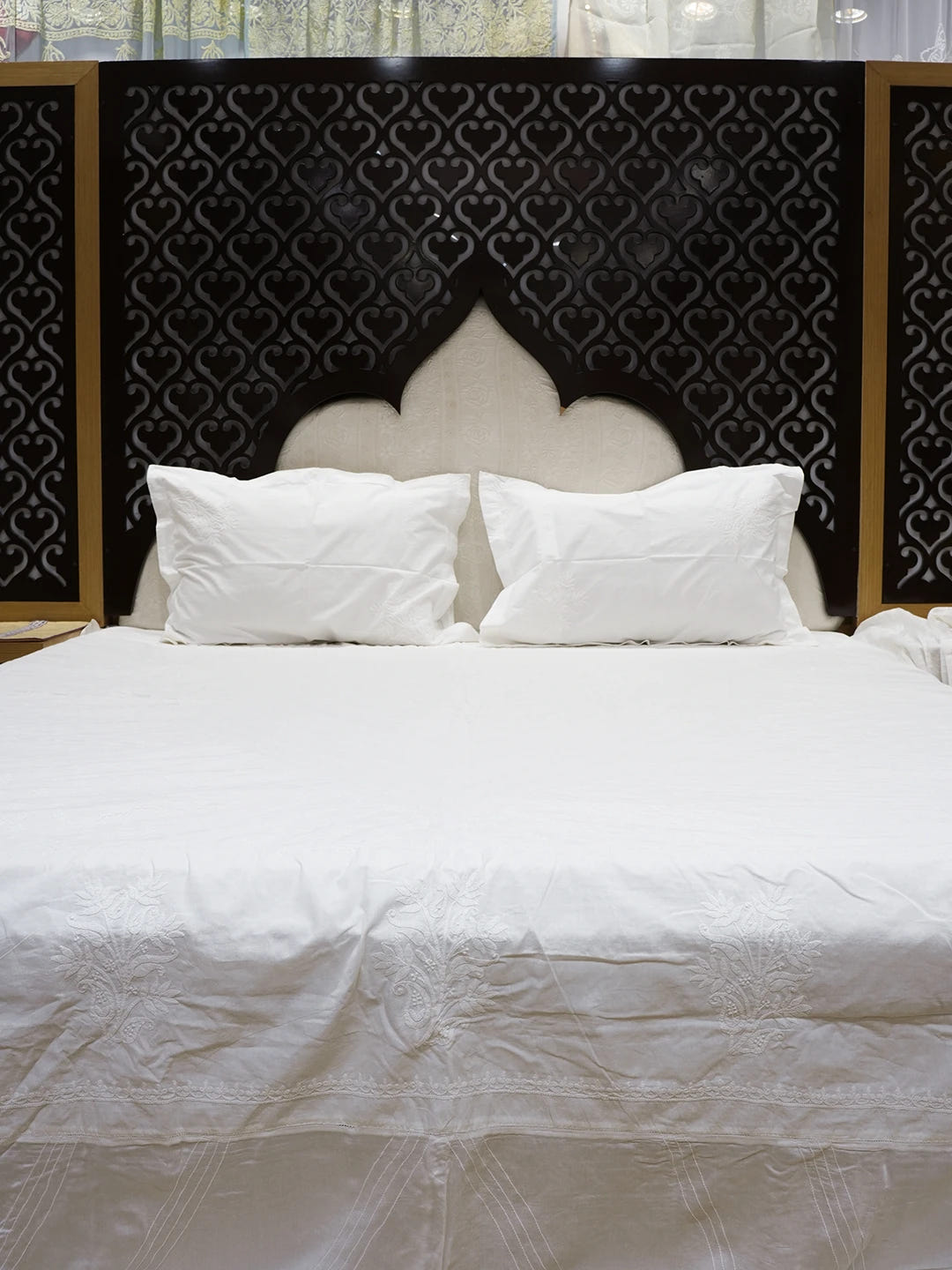 Ada Hand Embroidered White Cotton Lucknowi Chikankari Bed Sheet With Pillow Cover Set 01A565407