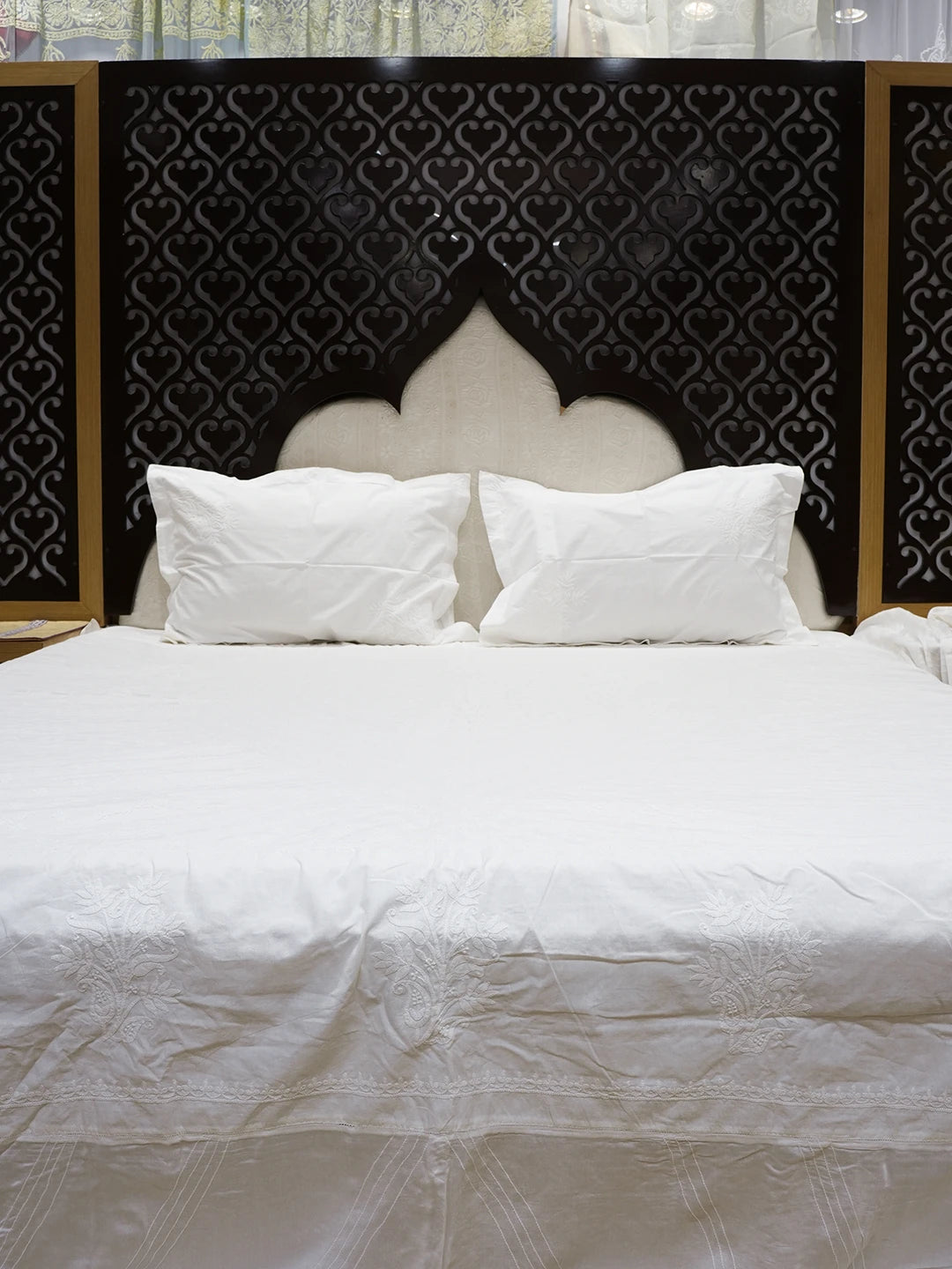 Ada Hand Embroidered White Cotton Lucknowi Chikankari Bed Sheet With Pillow Cover Set 01A565407