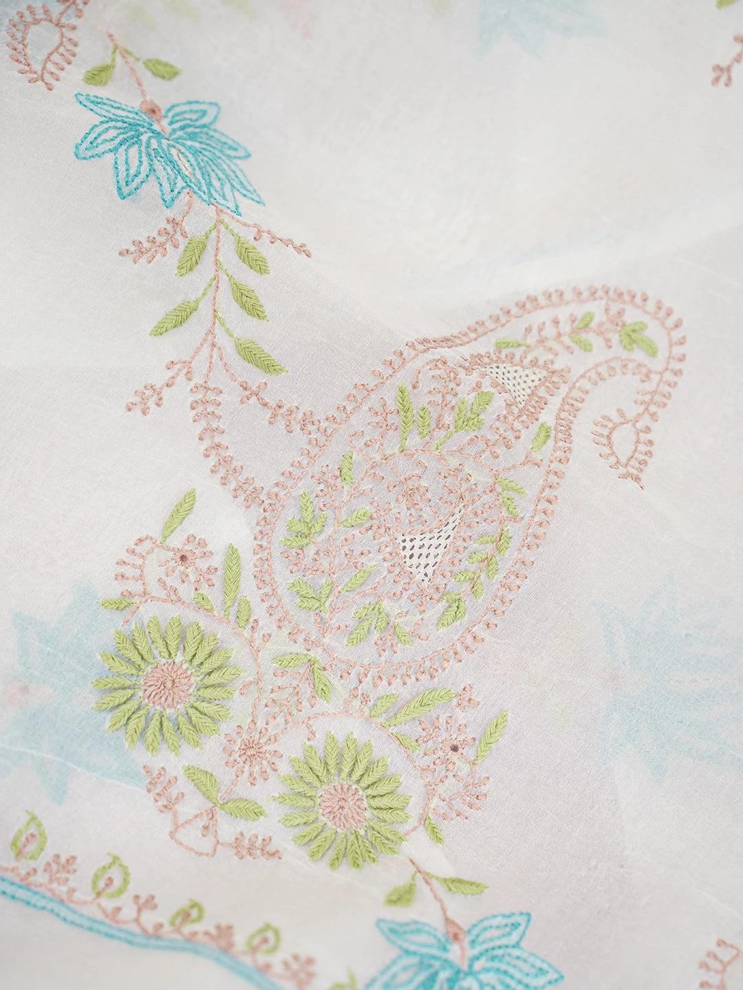 Ada Hand Embroidered White Organza Lucknowi Chikankari Saree With Blouse 01A604711