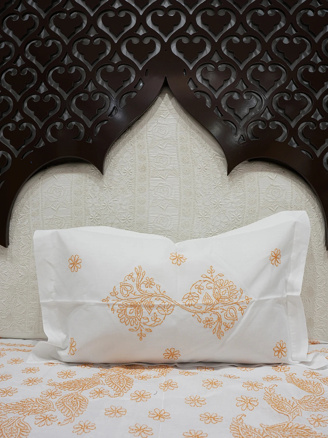 Ada Hand Embroidered White Cotton Lucknowi Chikankari Bed Sheet With Pillow Cover Set 01A608532
