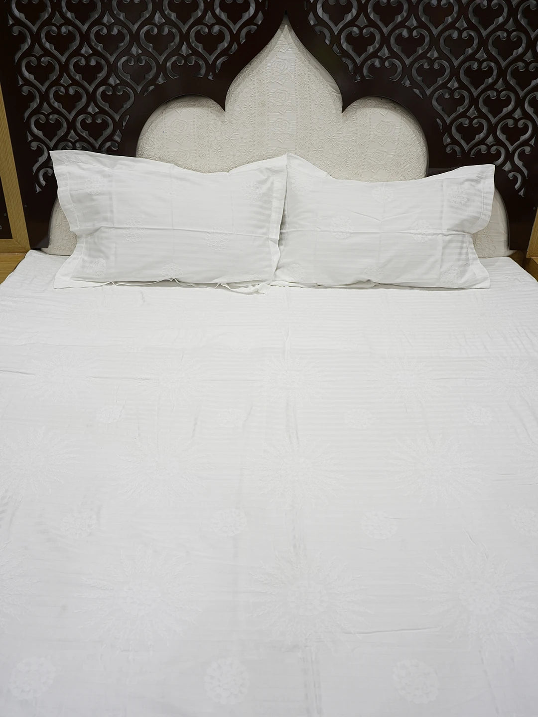 Ada Hand Embroidered White Cotton Lucknowi Chikankari Bed Sheet With Pillow Cover Set 01A359715
