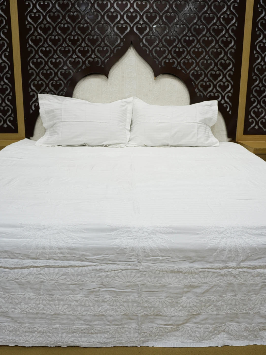 Ada Hand Embroidered White Cotton Lucknowi Chikankari Bed Sheet With Pillow Cover Set 01A359715