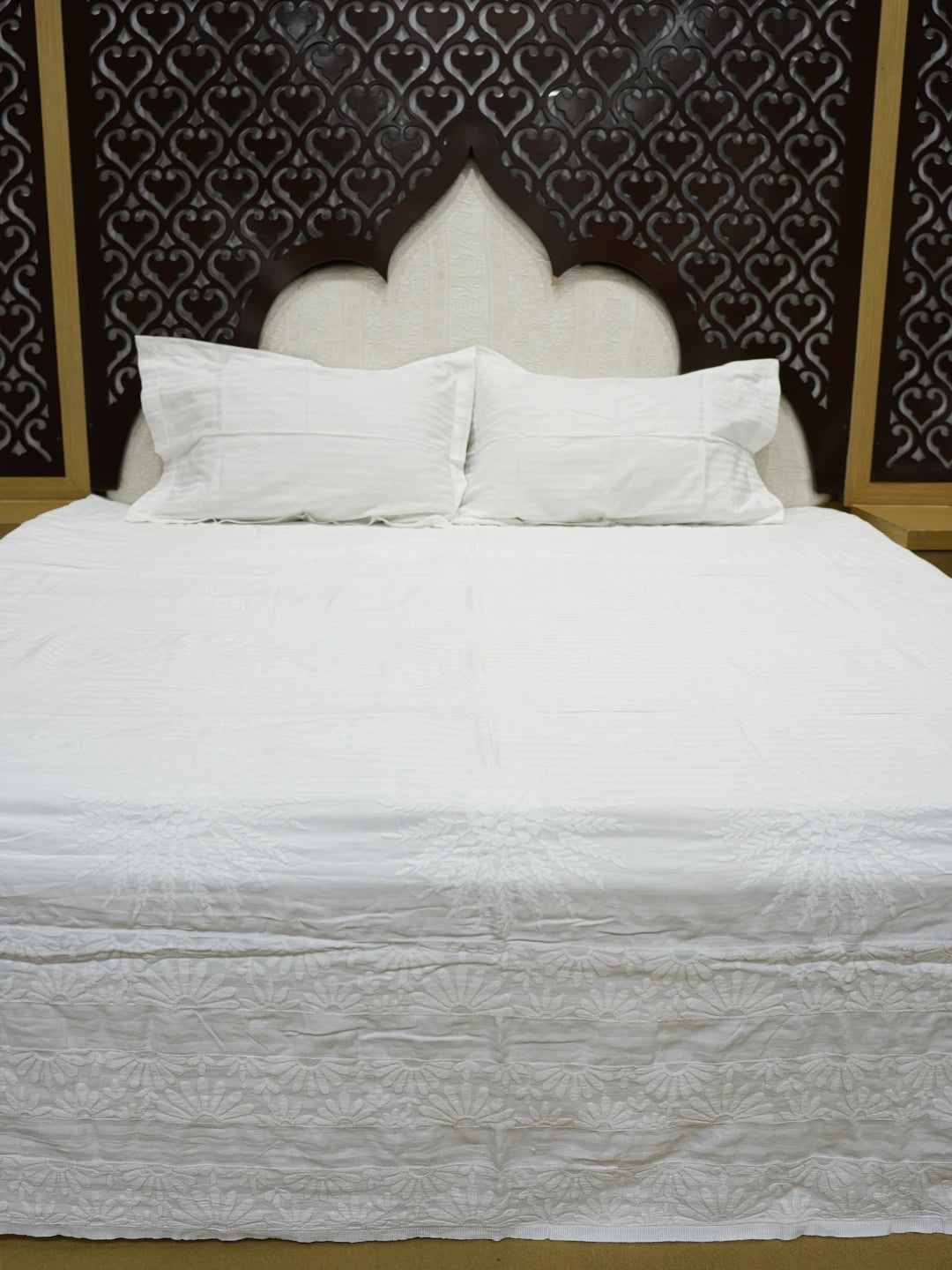 Ada Hand Embroidered White Cotton Lucknowi Chikankari Bed Sheet With Pillow Cover Set 01A359715