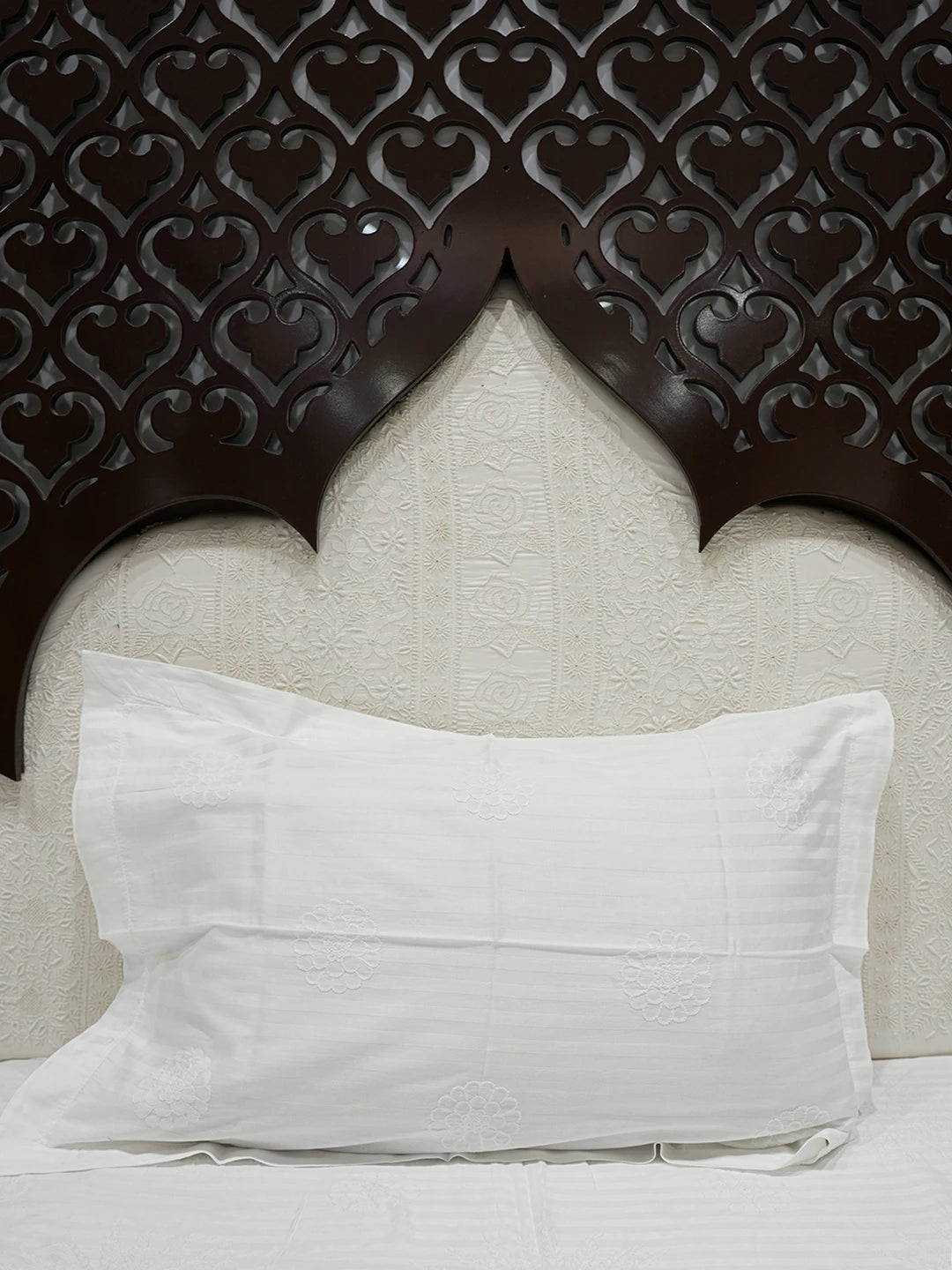 Ada Hand Embroidered White Cotton Lucknowi Chikankari Bed Sheet With Pillow Cover Set 01A359715