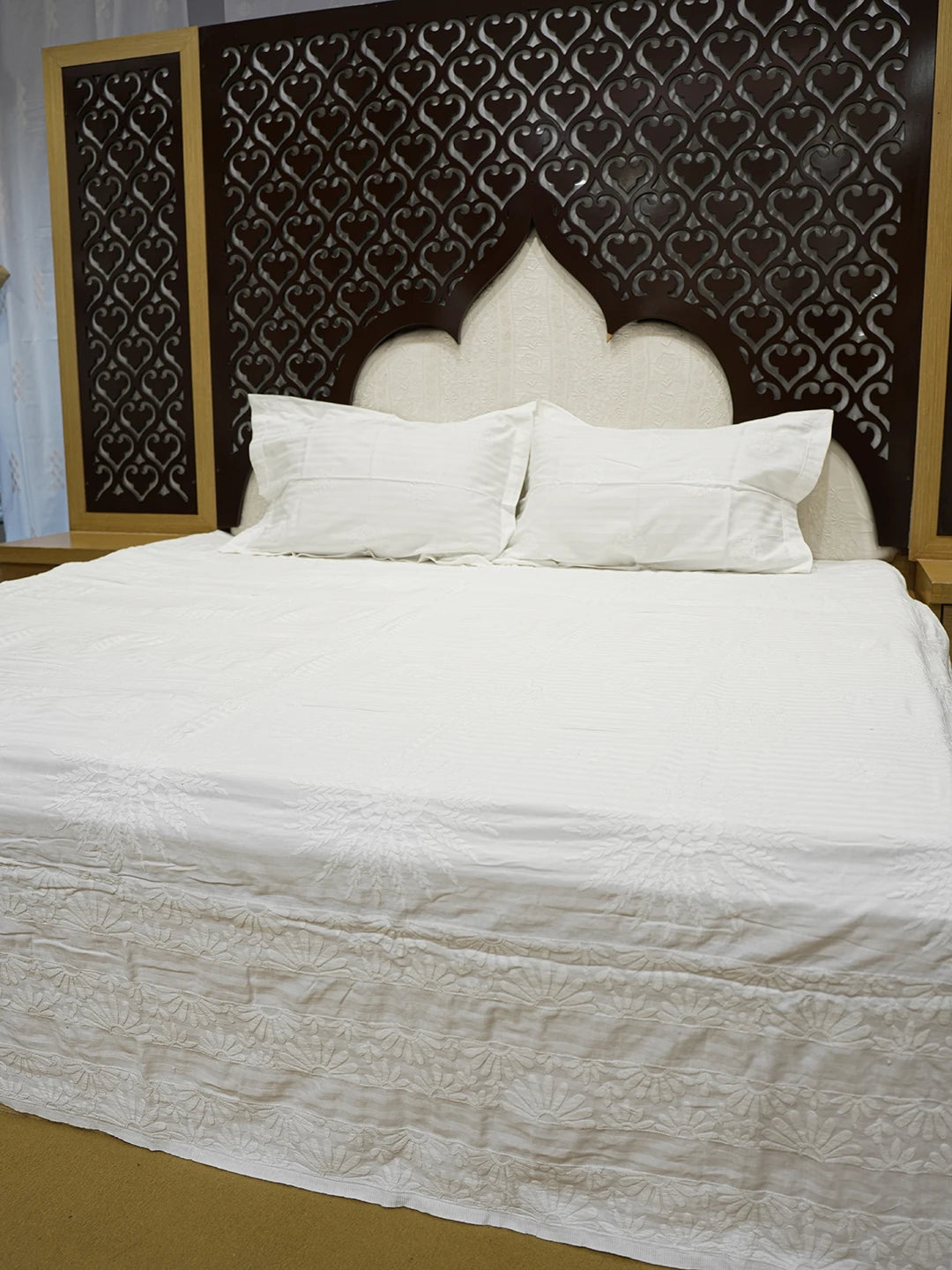 Ada Hand Embroidered White Cotton Lucknowi Chikankari Bed Sheet With Pillow Cover Set 01A359715