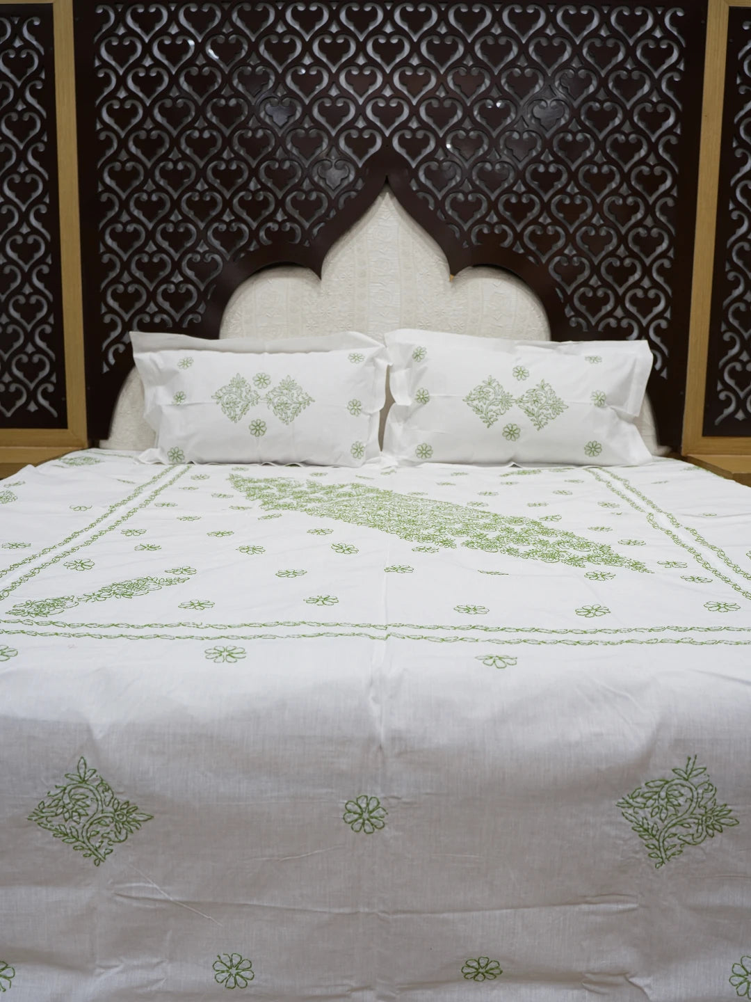 Ada Hand Embroidered White Cotton Lucknowi Chikankari Bed Sheet With Pillow Cover Set 01A599225