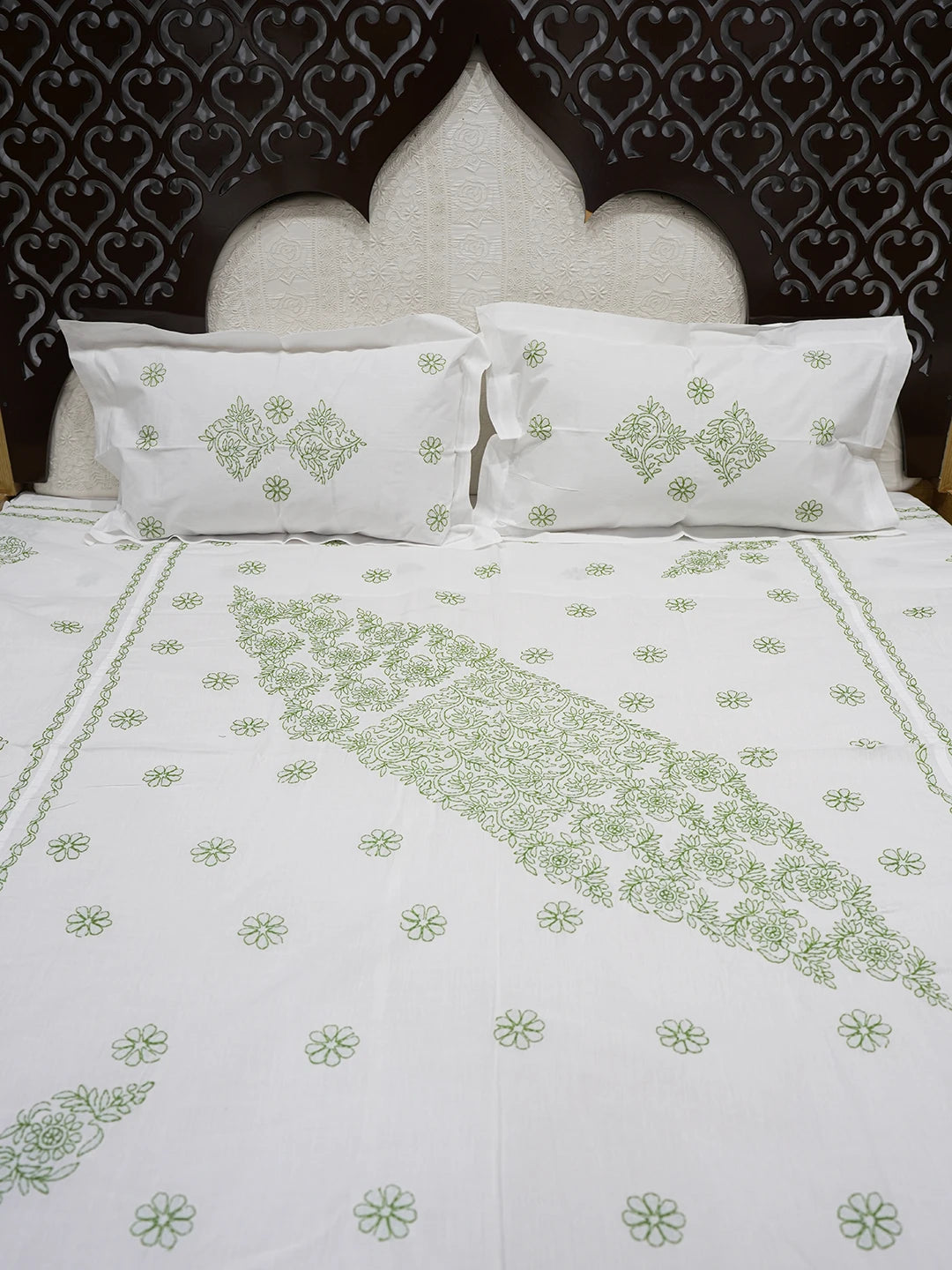 Ada Hand Embroidered White Cotton Lucknowi Chikankari Bed Sheet With Pillow Cover Set 01A599225