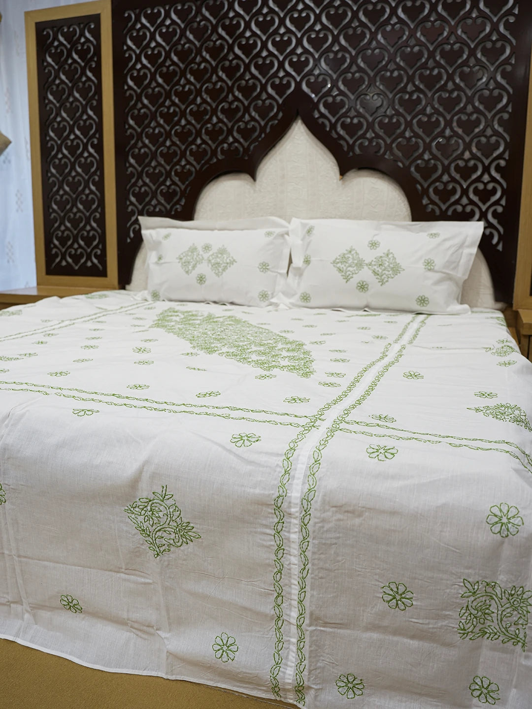 Ada Hand Embroidered White Cotton Lucknowi Chikankari Bed Sheet With Pillow Cover Set 01A599225