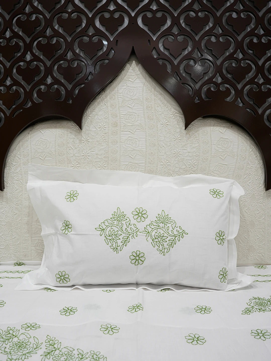 Ada Hand Embroidered White Cotton Lucknowi Chikankari Bed Sheet With Pillow Cover Set 01A599225